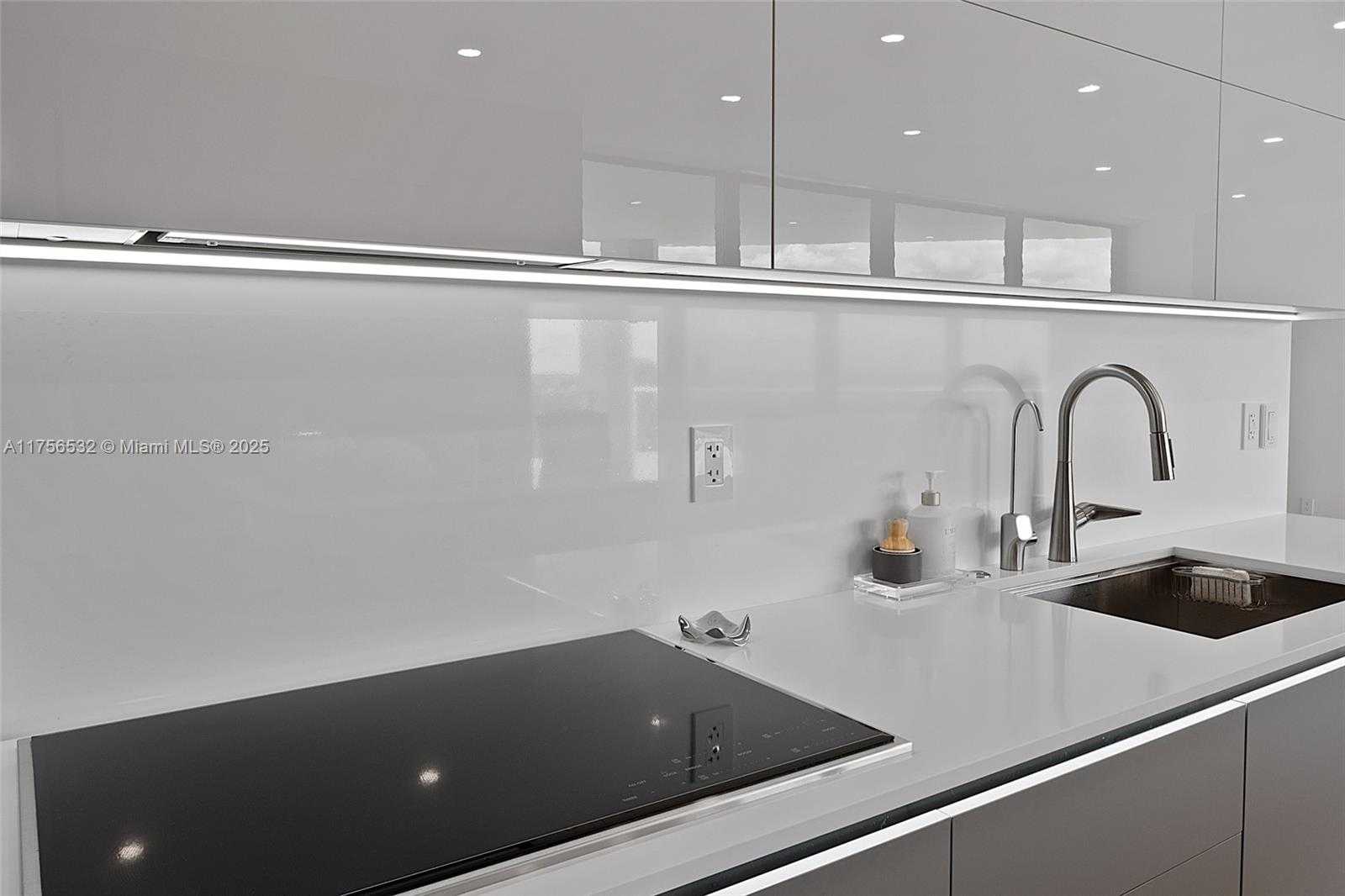 Small Image of 19500 TURNBERRY WAY #16B, Aventura Number 20