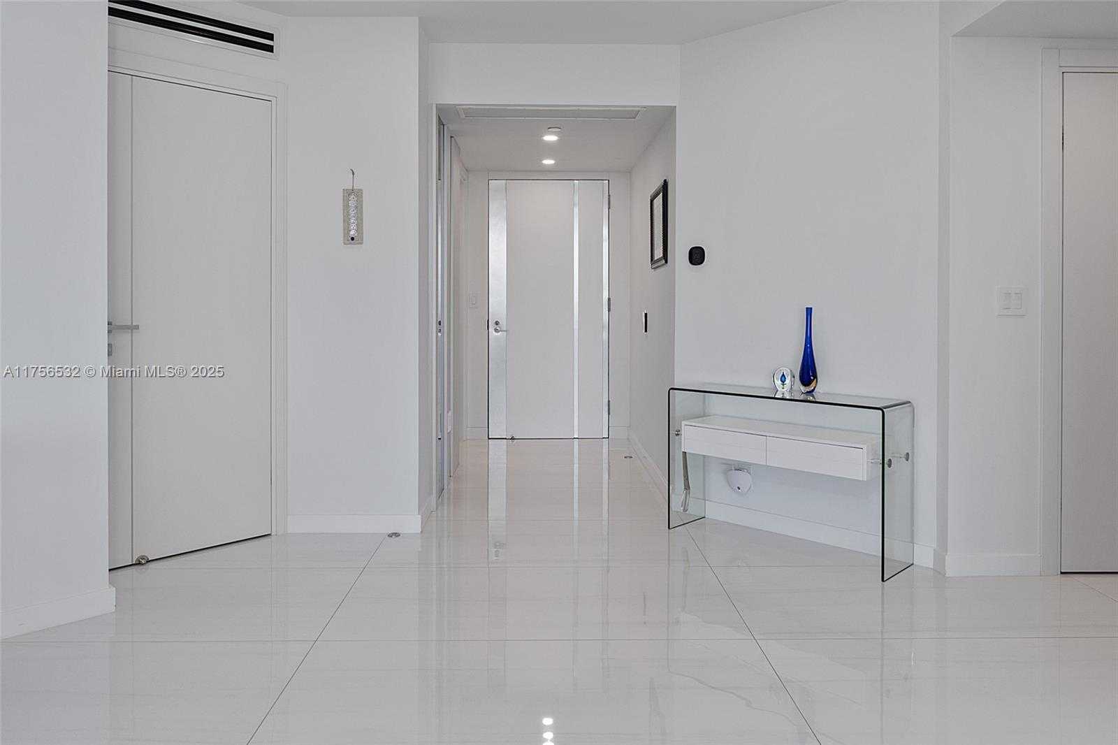Small Image of 19500 TURNBERRY WAY #16B, Aventura Number 3