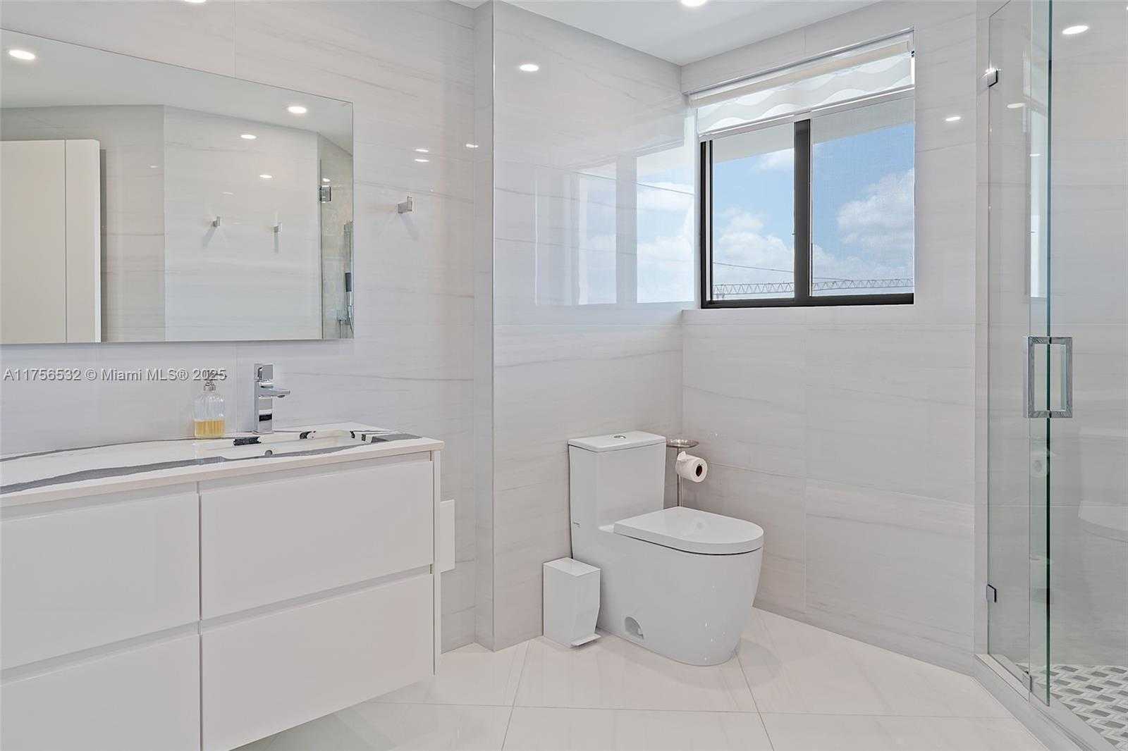 Small Image of 19500 TURNBERRY WAY #16B, Aventura Number 31