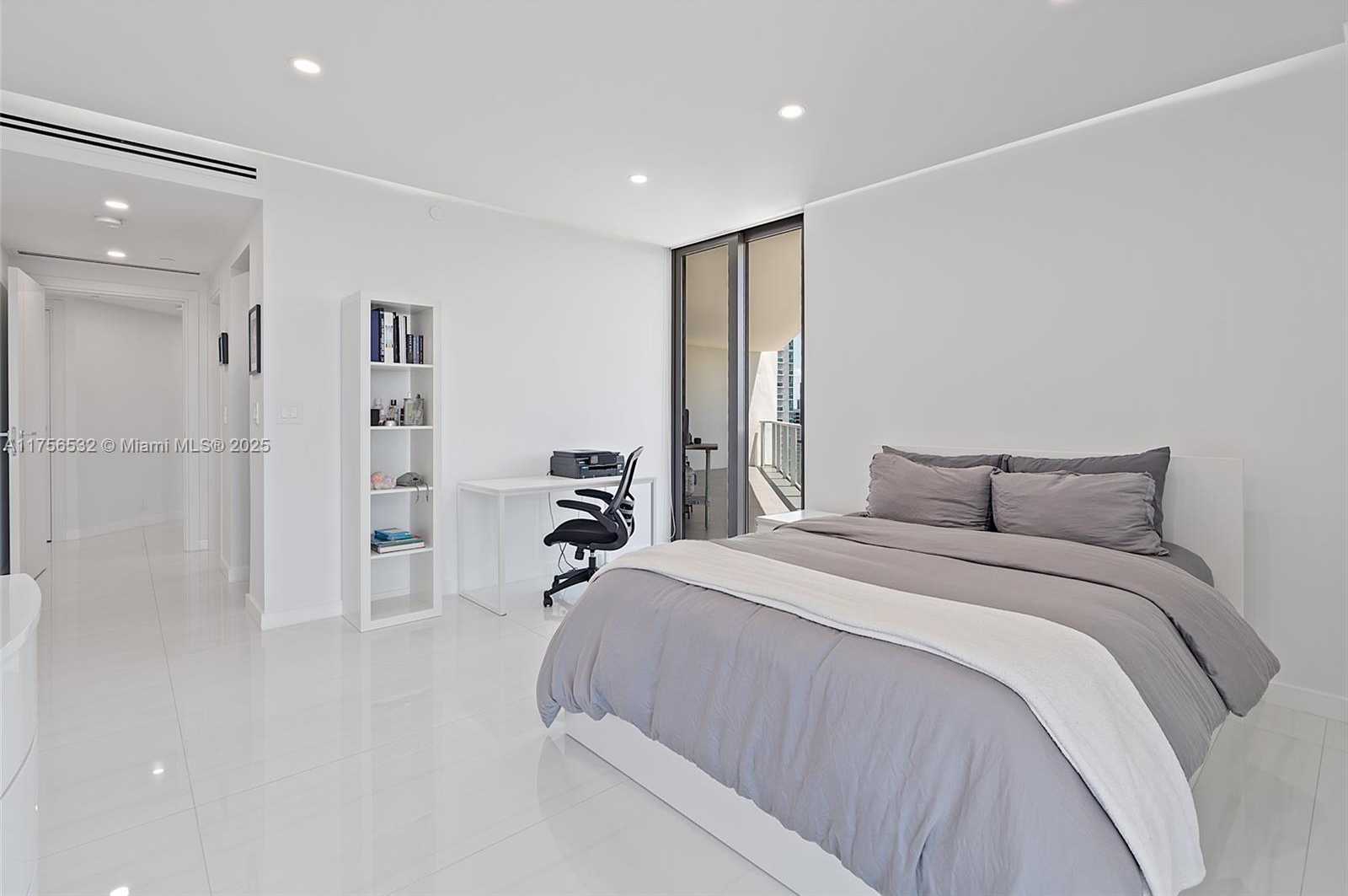 Small Image of 19500 TURNBERRY WAY #16B, Aventura Number 34