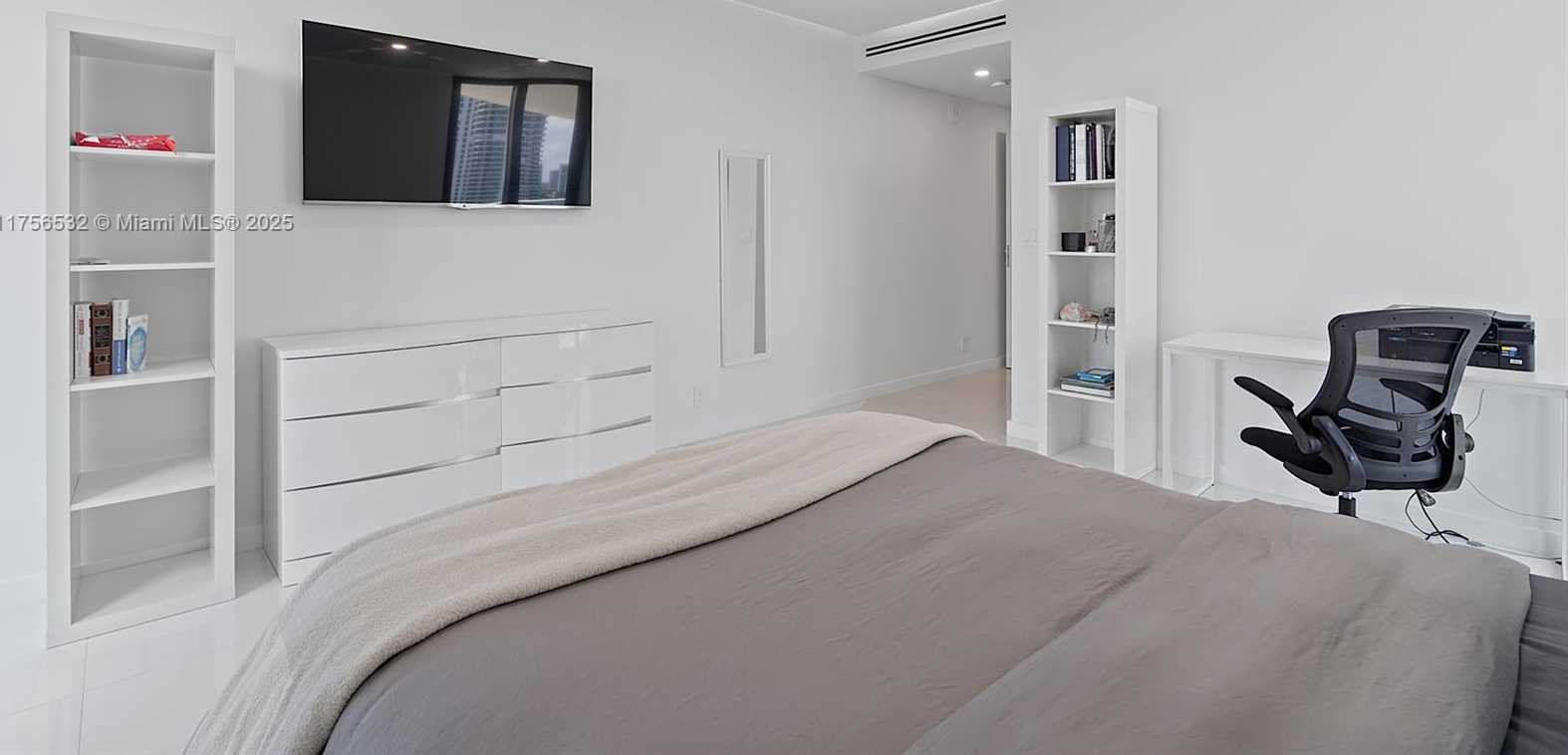 Small Image of 19500 TURNBERRY WAY #16B, Aventura Number 35