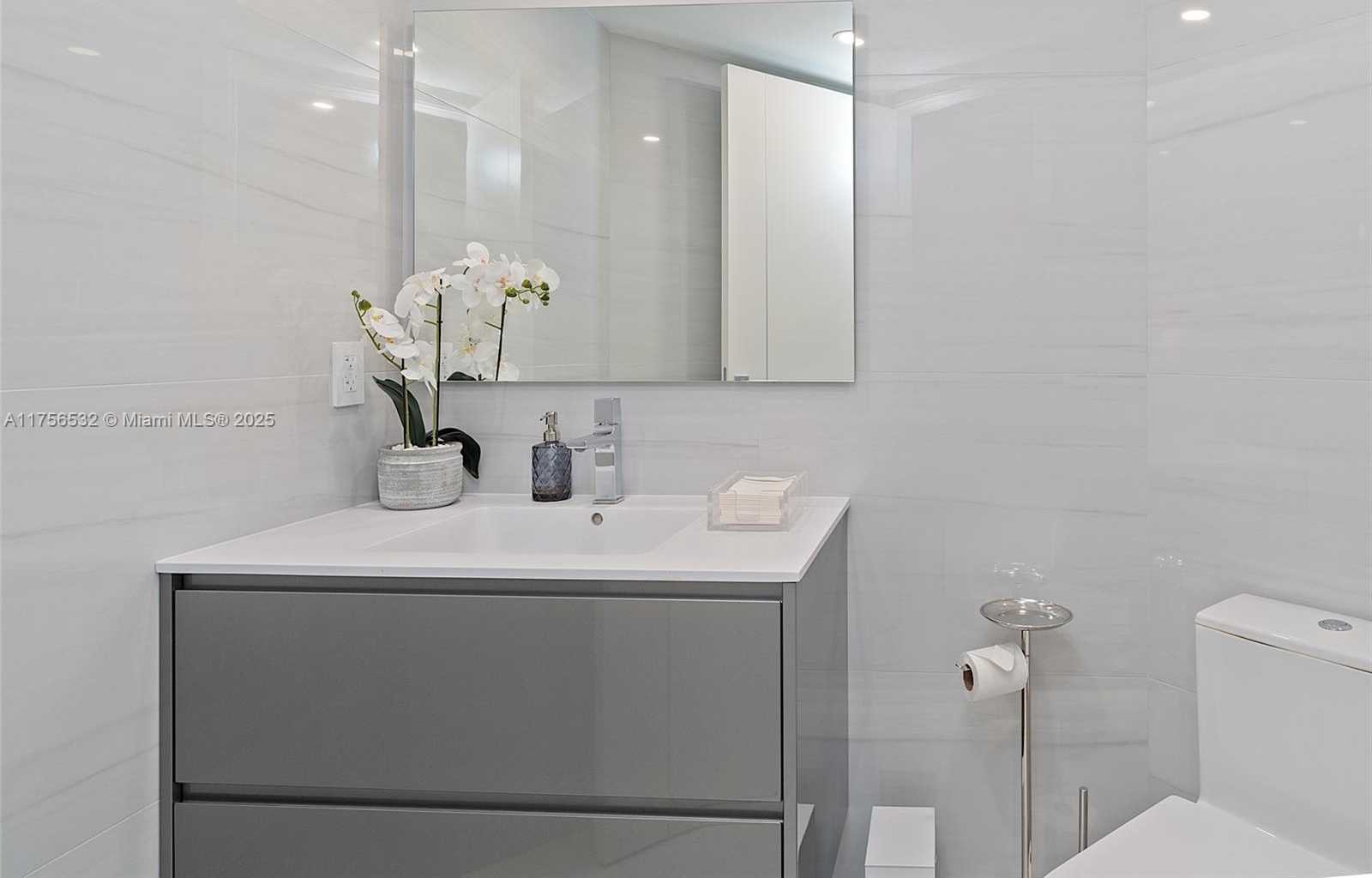 Small Image of 19500 TURNBERRY WAY #16B, Aventura Number 4