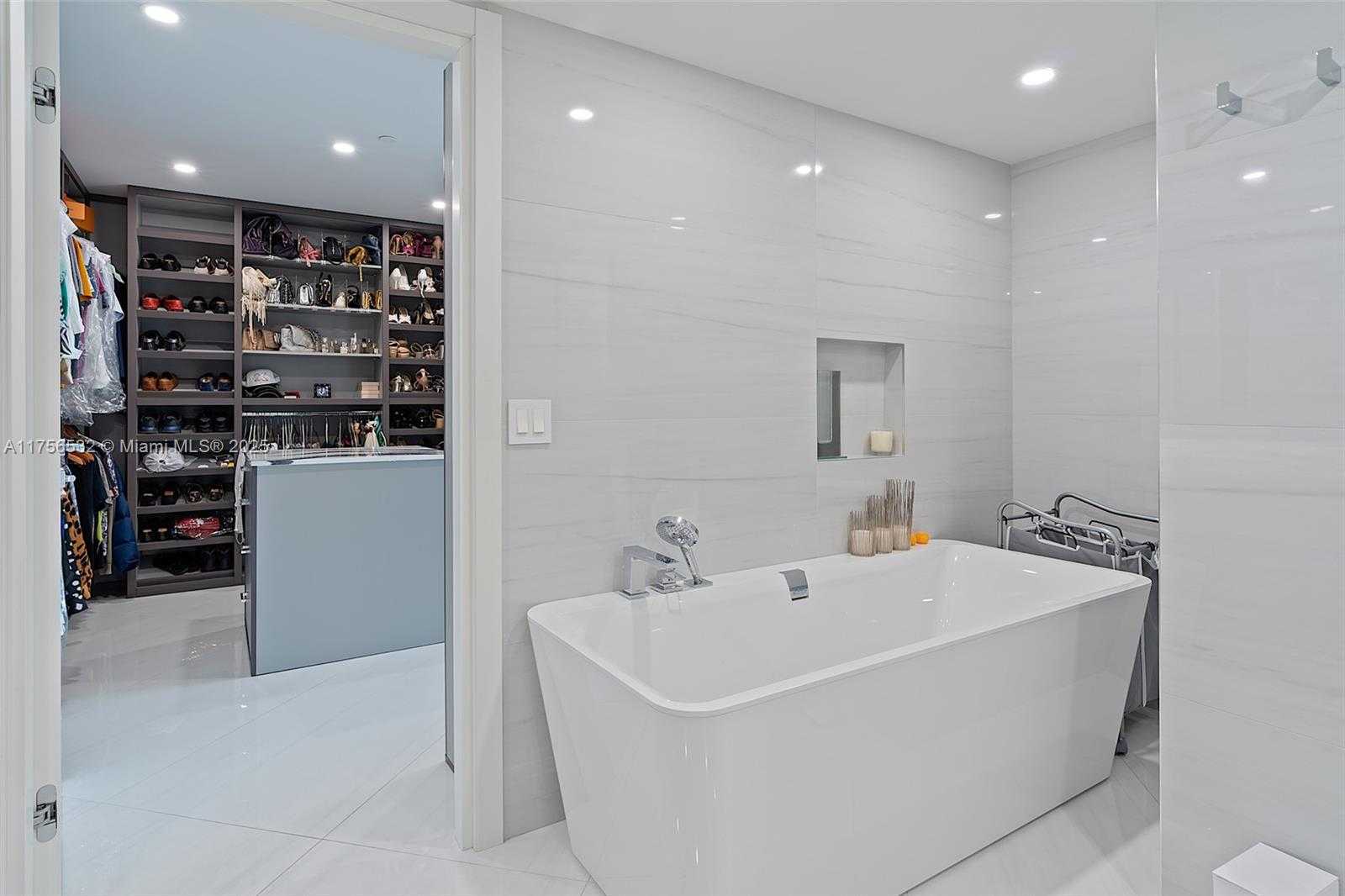 Small Image of 19500 TURNBERRY WAY #16B, Aventura Number 45