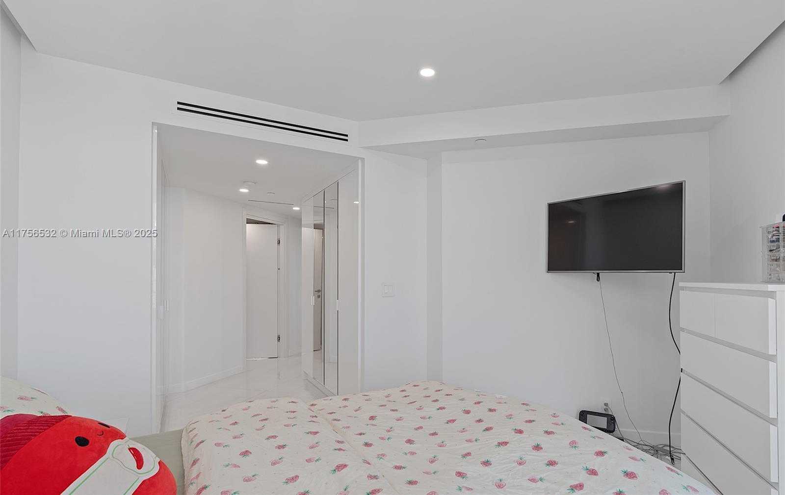 Small Image of 19500 TURNBERRY WAY #16B, Aventura Number 59