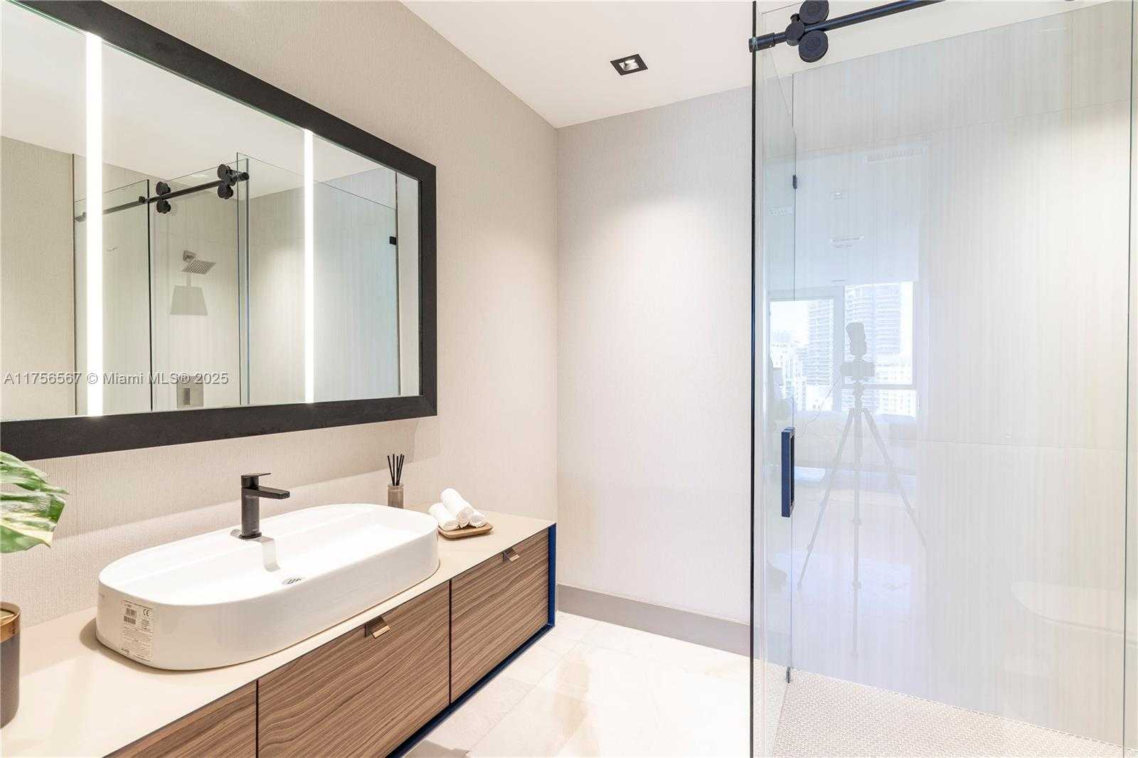 Small Image of 1300 BRICKELL BAY DR #4400, Miami Number 57