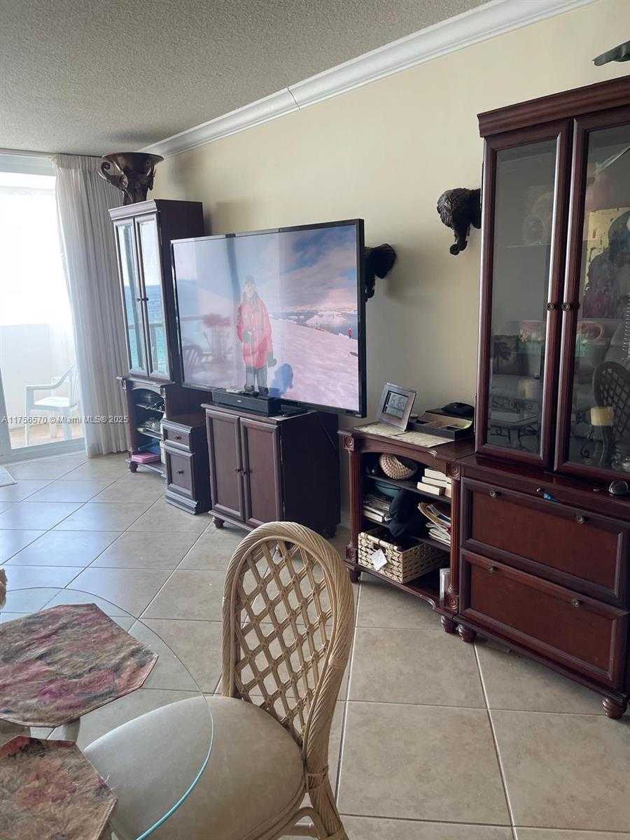 Small Image of 5601 COLLINS AVE #1203, Miami Beach Number 4