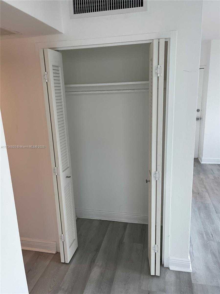 Small Image of 1000 WEST AVE #702, Miami Beach Number 17
