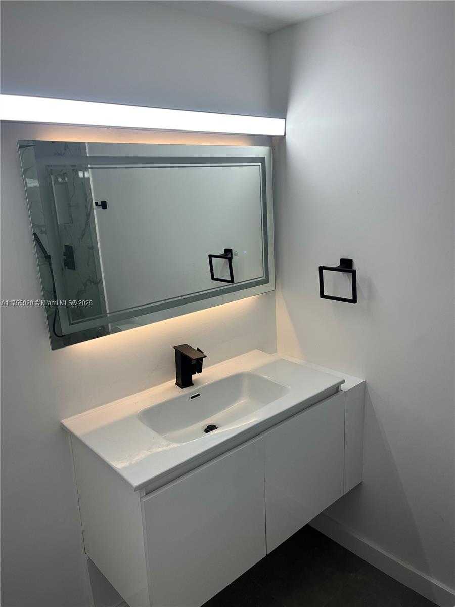 Small Image of 1000 WEST AVE #702, Miami Beach Number 23