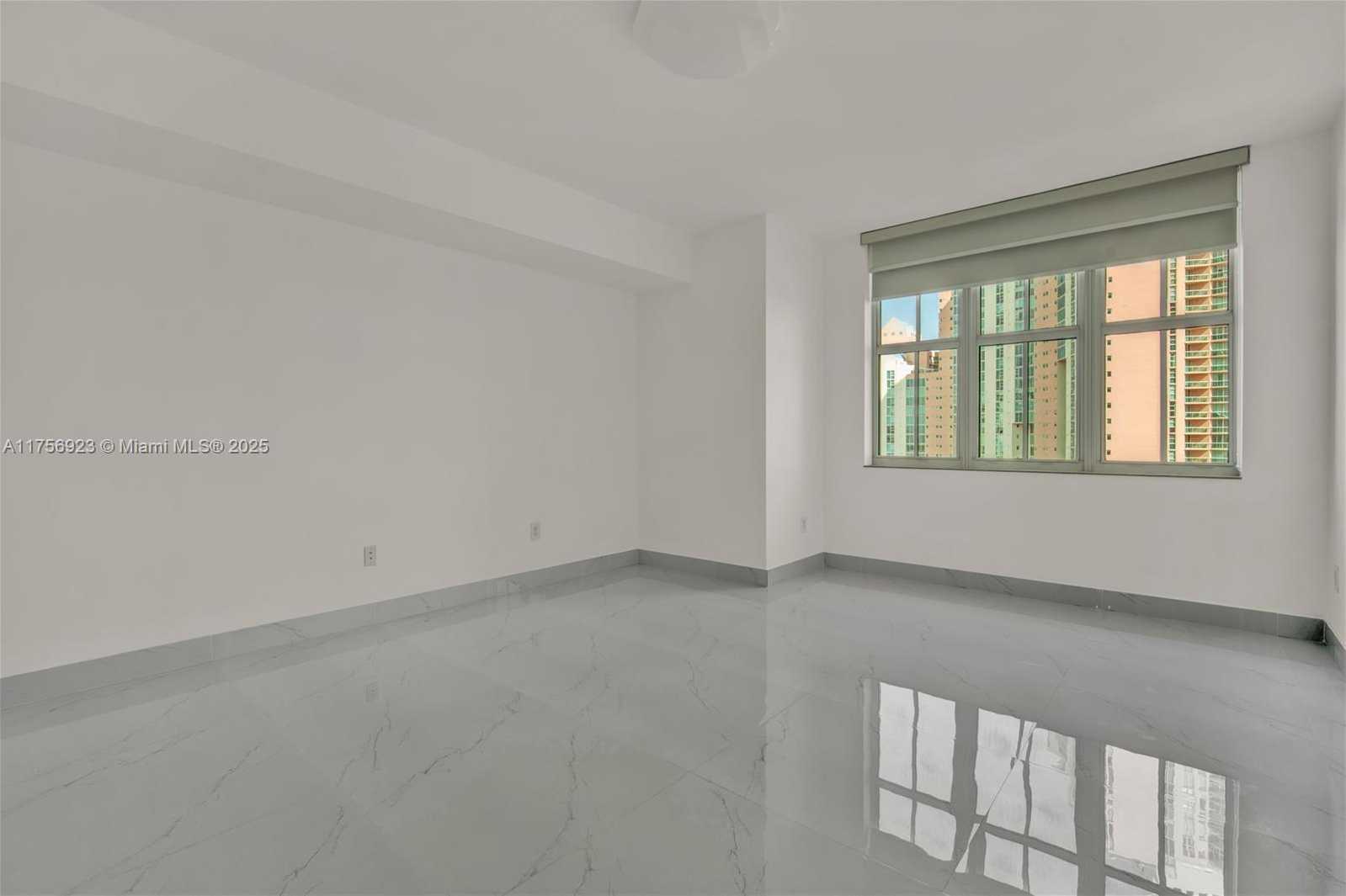Small Image of 3340 NE 190th St, Miami, FL 33180, USA Number 12