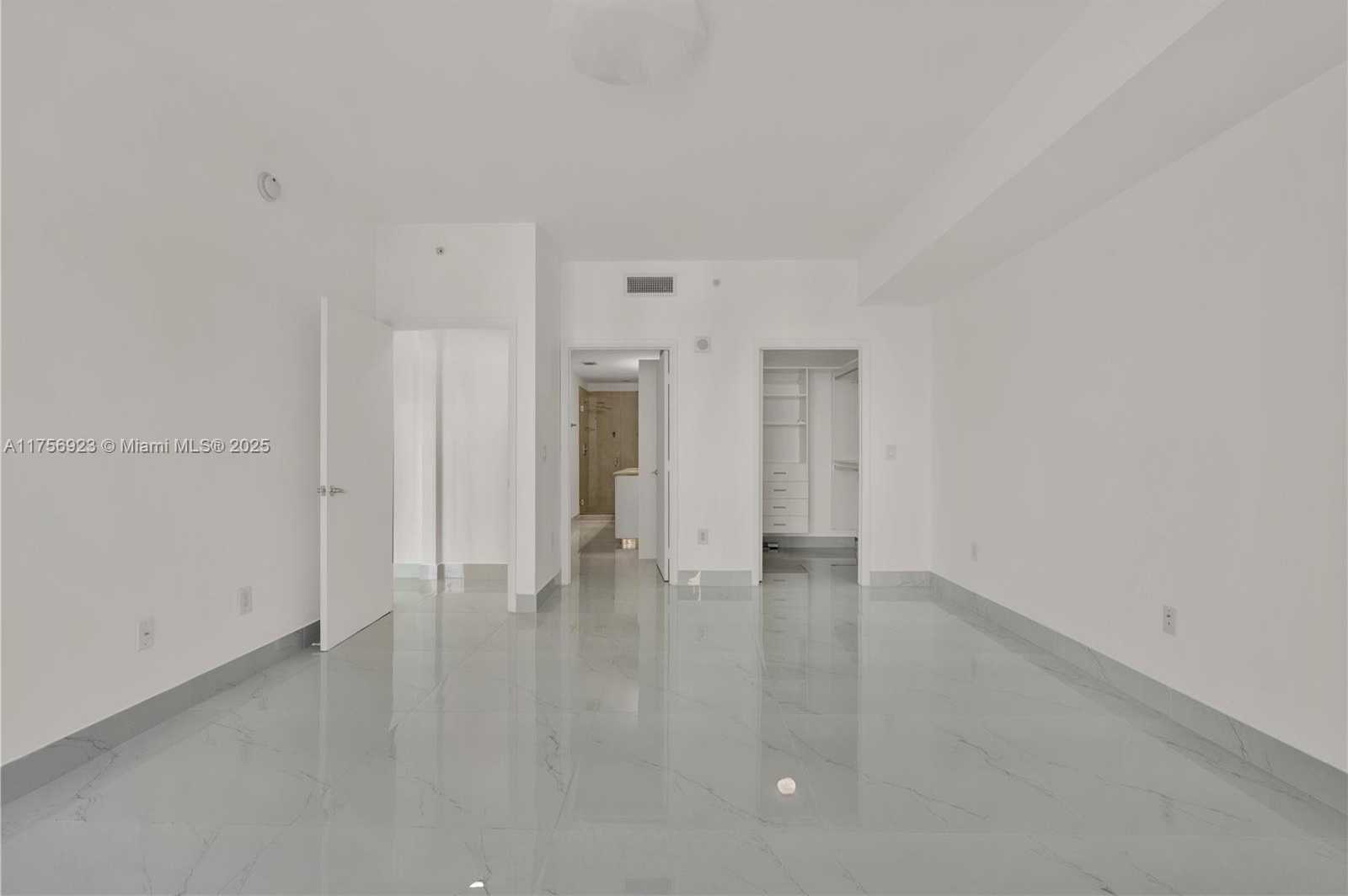 Small Image of 3340 NE 190th St, Miami, FL 33180, USA Number 14