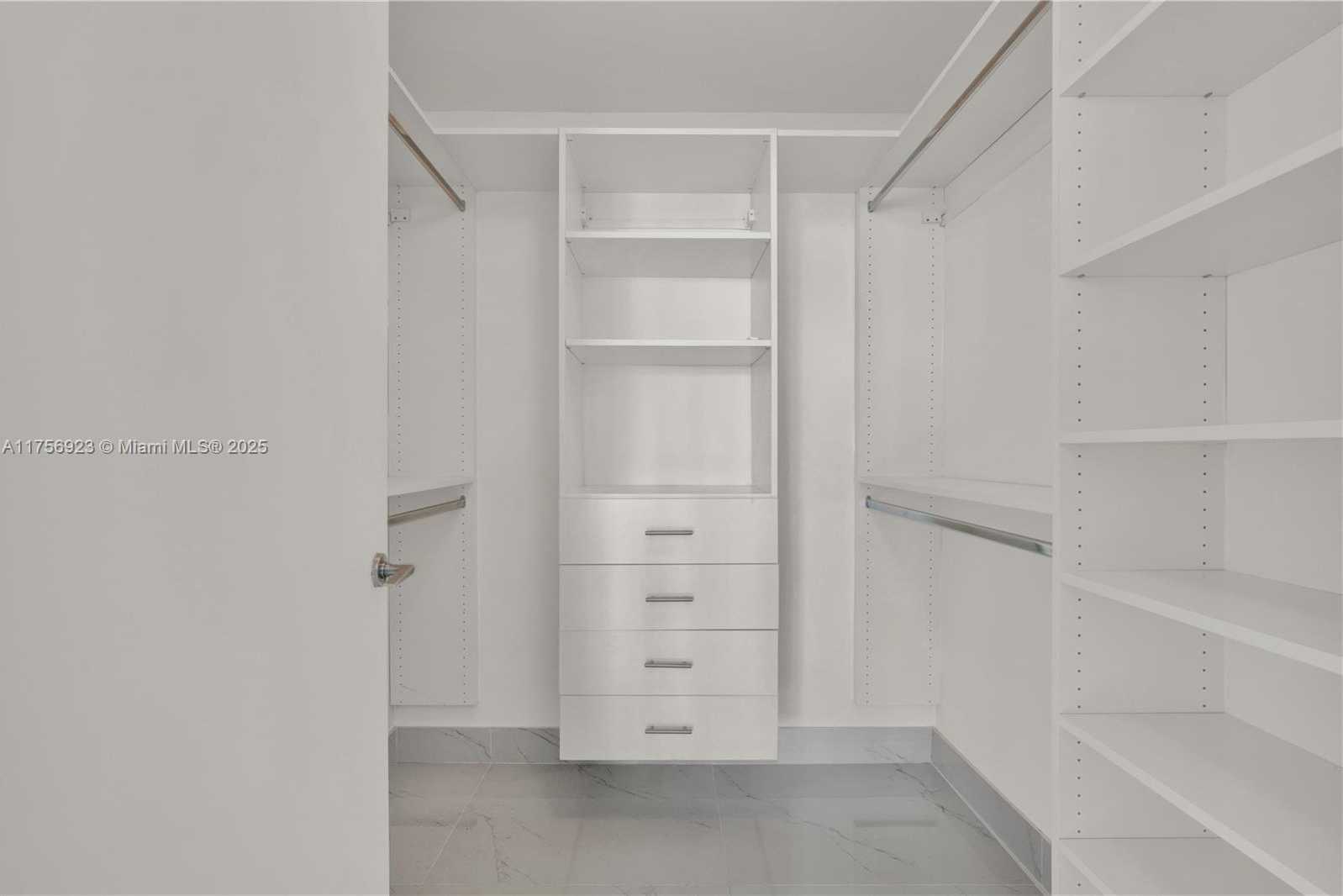 Small Image of 3340 NE 190th St, Miami, FL 33180, USA Number 15