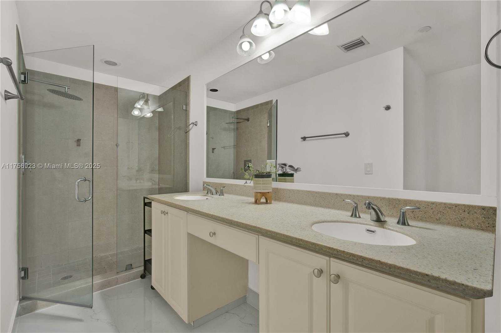 Small Image of 3340 NE 190th St, Miami, FL 33180, USA Number 16