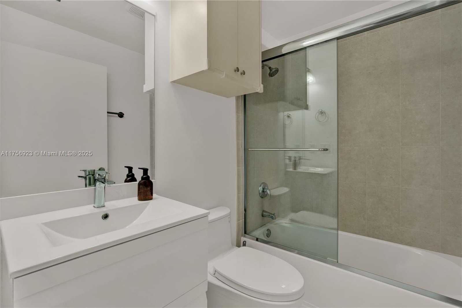Small Image of 3340 NE 190th St, Miami, FL 33180, USA Number 17