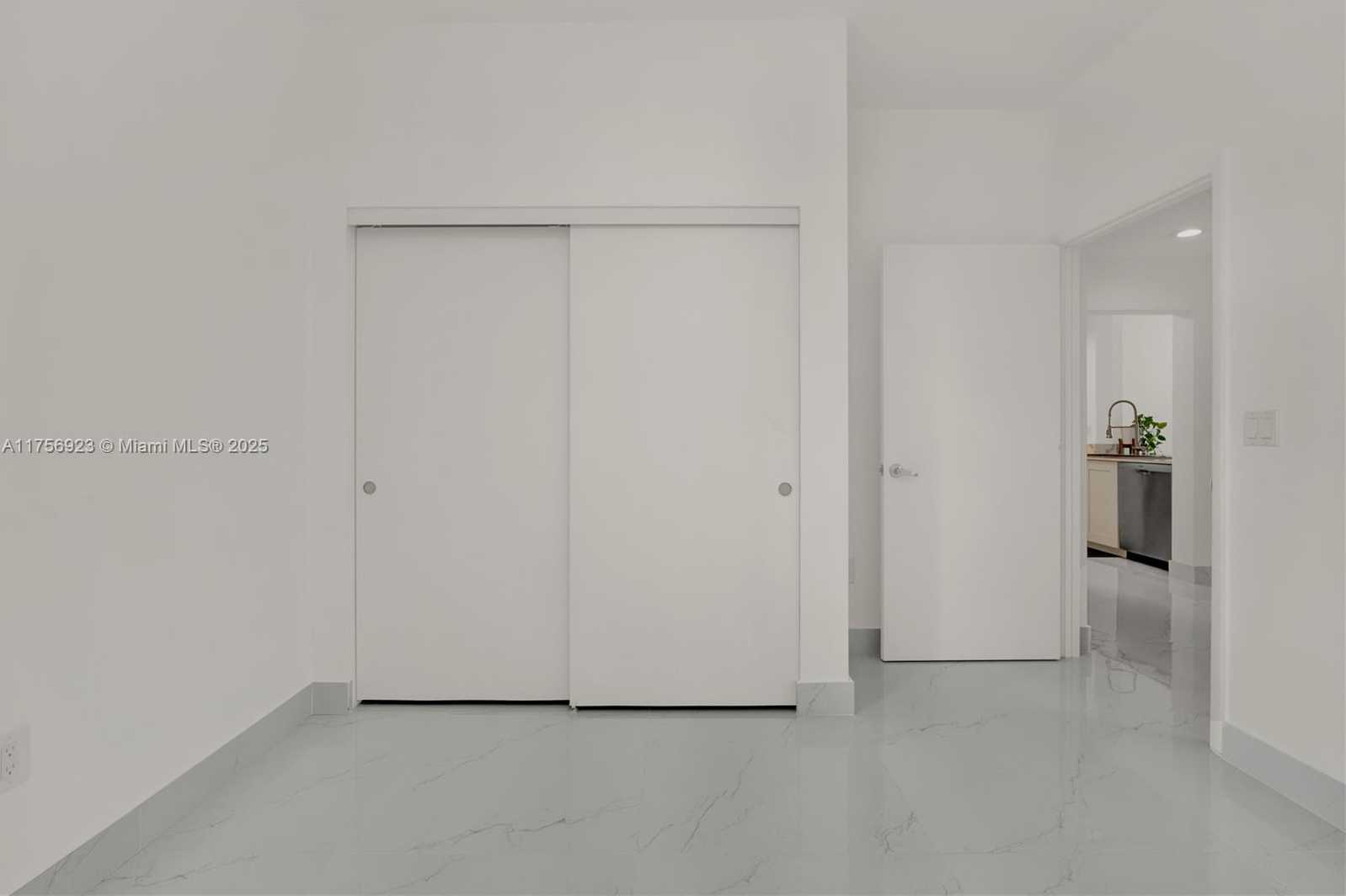 Small Image of 3340 NE 190th St, Miami, FL 33180, USA Number 18