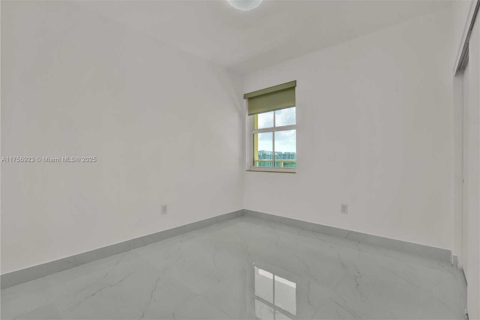 Small Image of 3340 NE 190th St, Miami, FL 33180, USA Number 19
