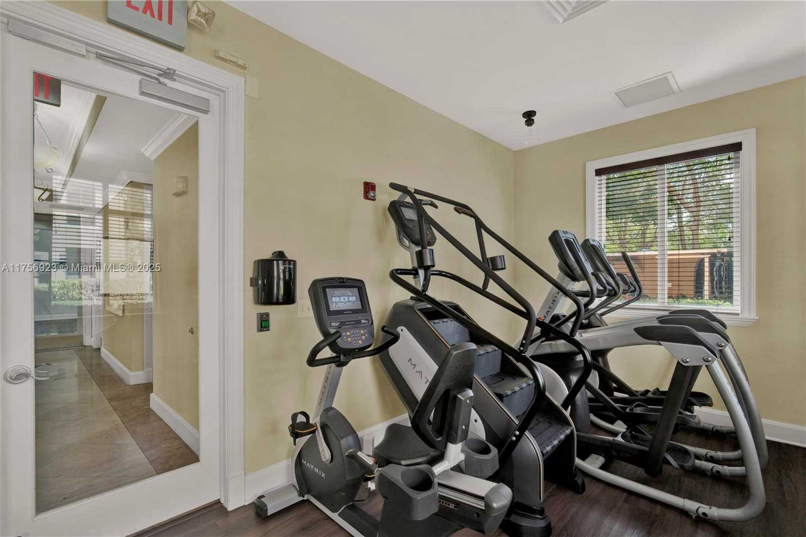 Small Image of 3340 NE 190th St, Miami, FL 33180, USA Number 25