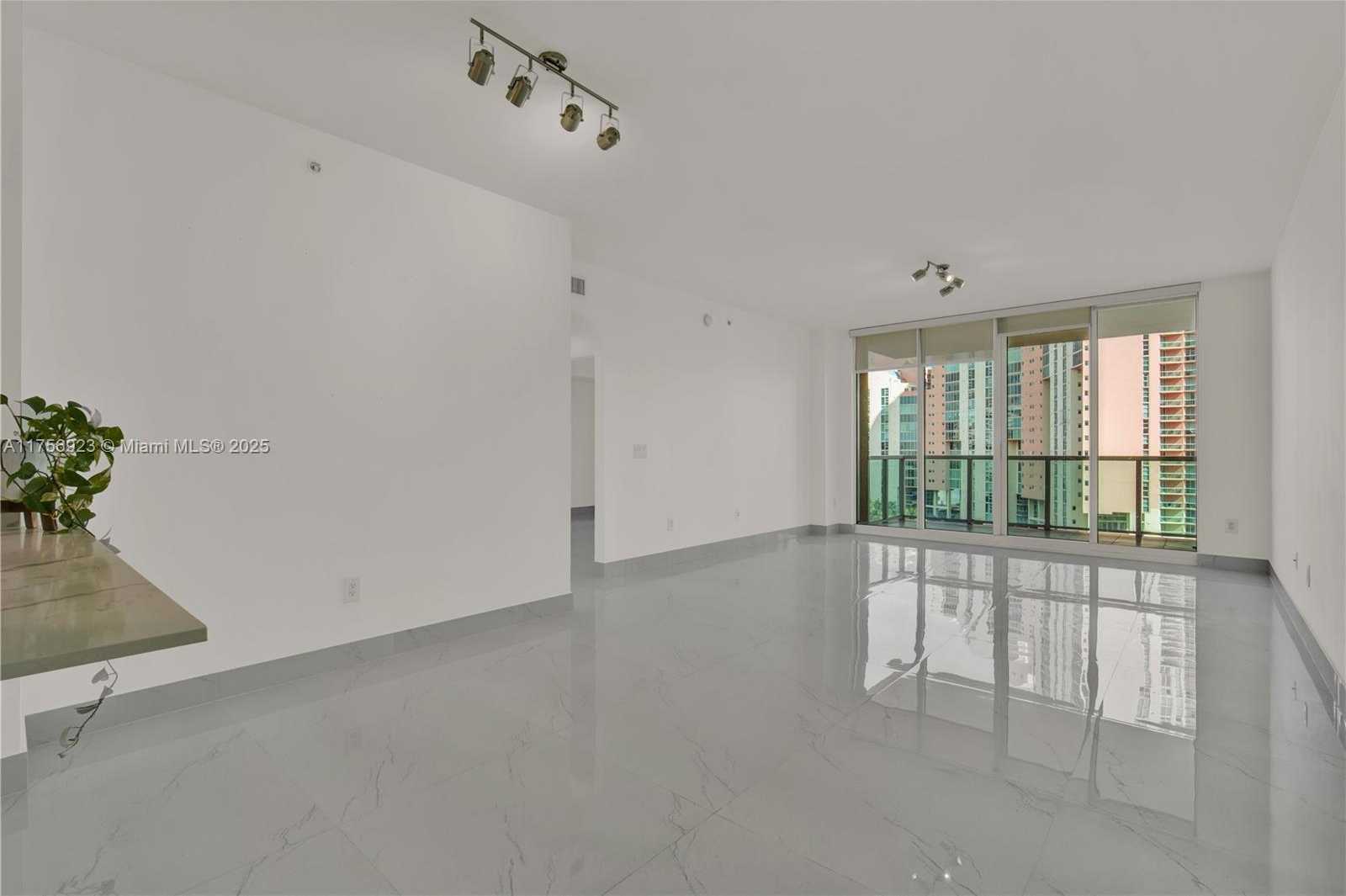 Small Image of 3340 NE 190th St, Miami, FL 33180, USA Number 4