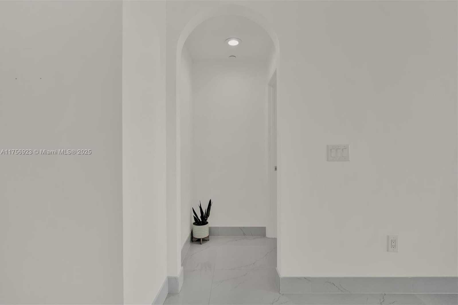 Small Image of 3340 NE 190th St, Miami, FL 33180, USA Number 8