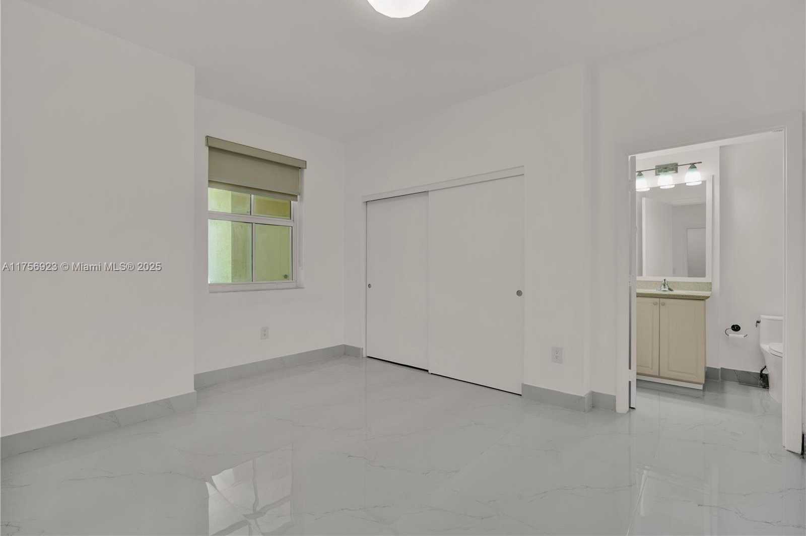 Small Image of 3340 NE 190th St, Miami, FL 33180, USA Number 9