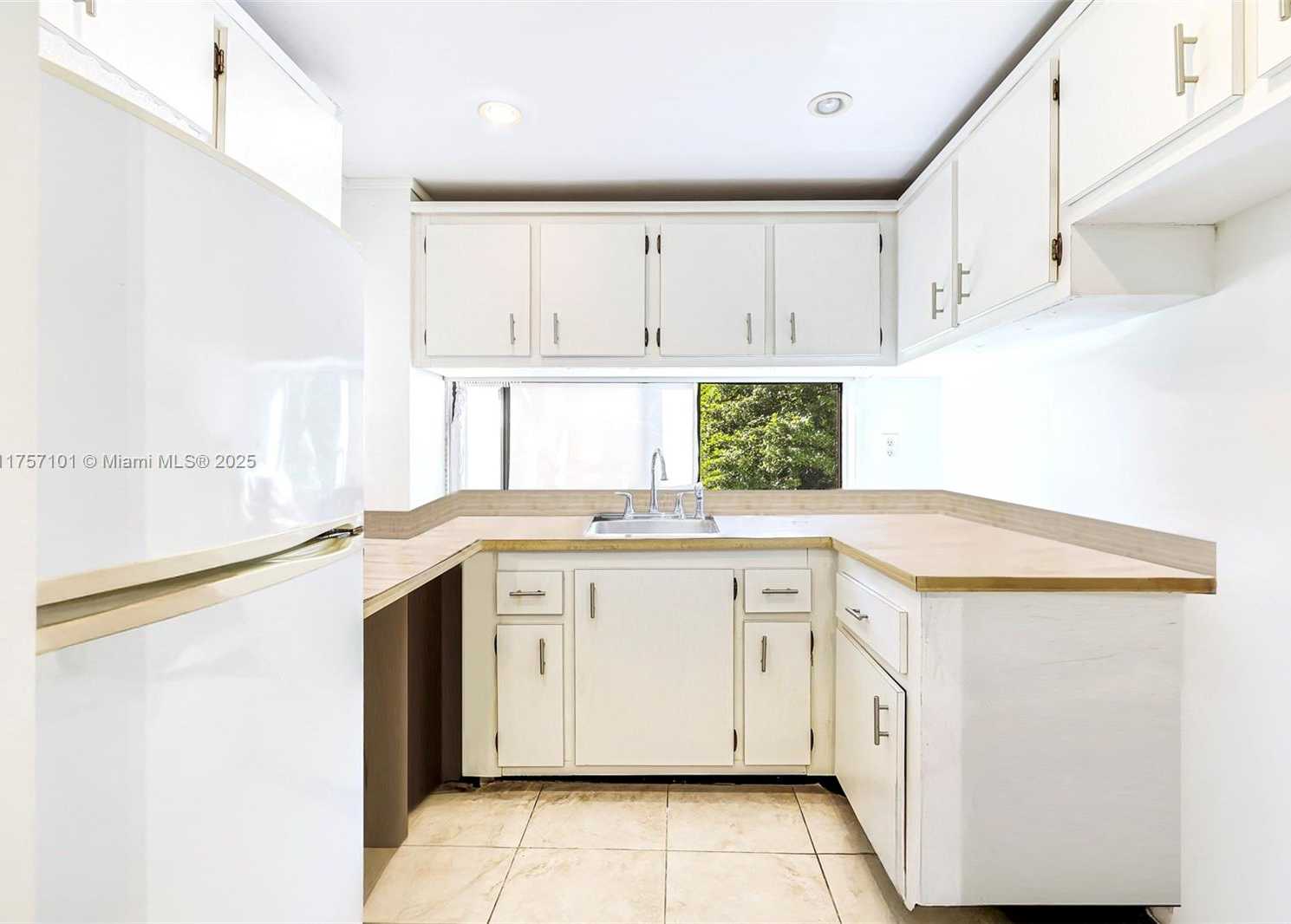 Small Image of 17011 NORTH BAY RD #215, Sunny Isles Beach Number 8