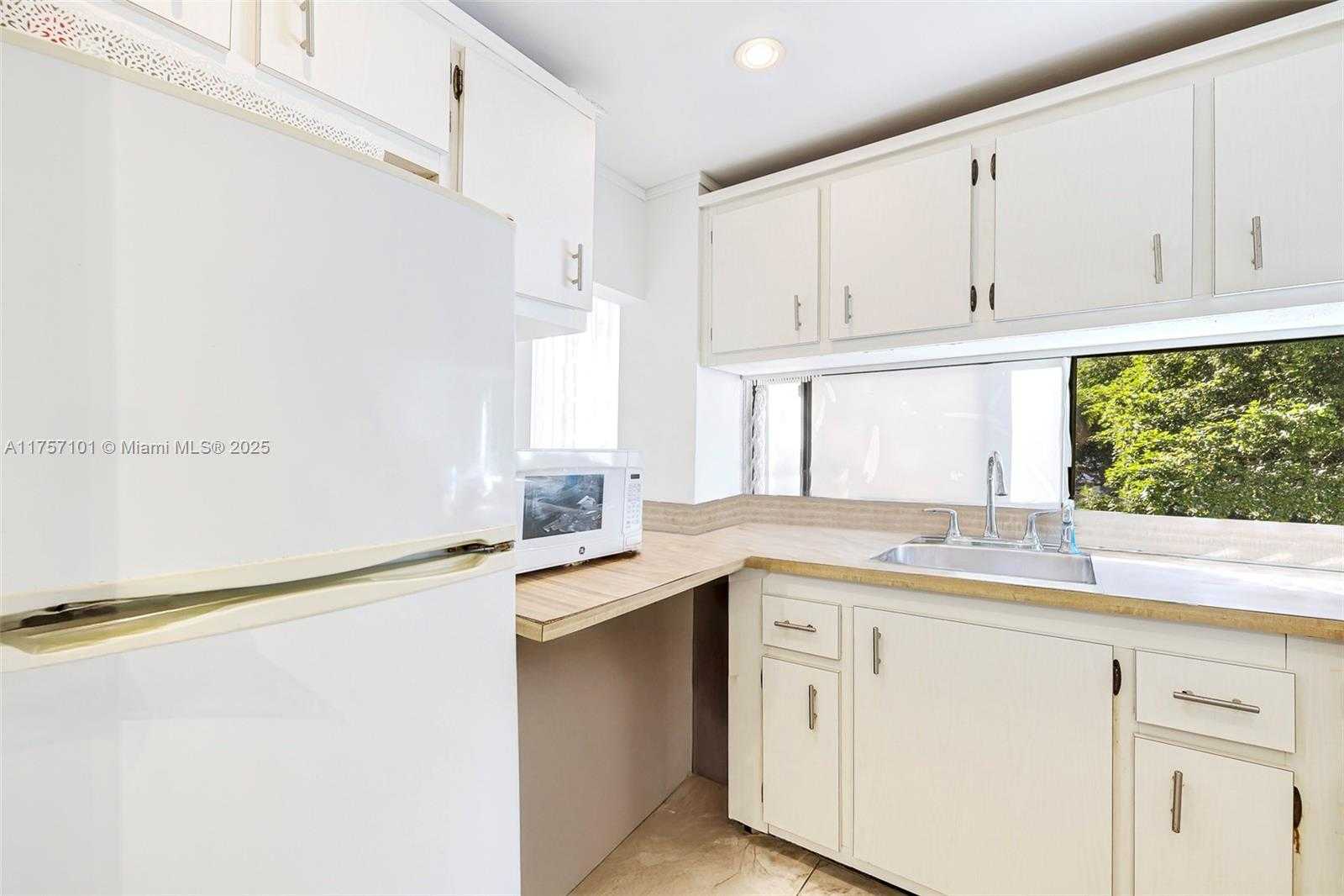 Small Image of 17011 NORTH BAY RD #215, Sunny Isles Beach Number 9