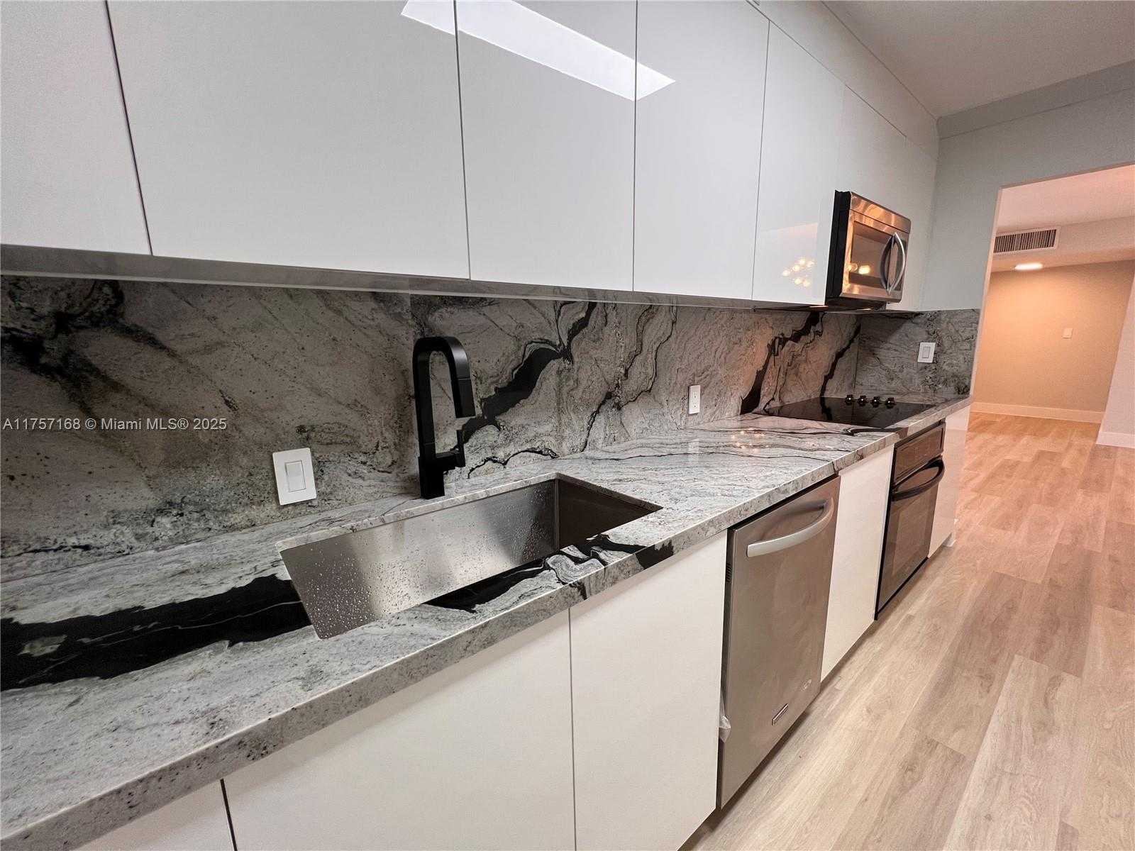 Small Image of 5701 COLLINS AVE #1215, Miami Beach Number 4