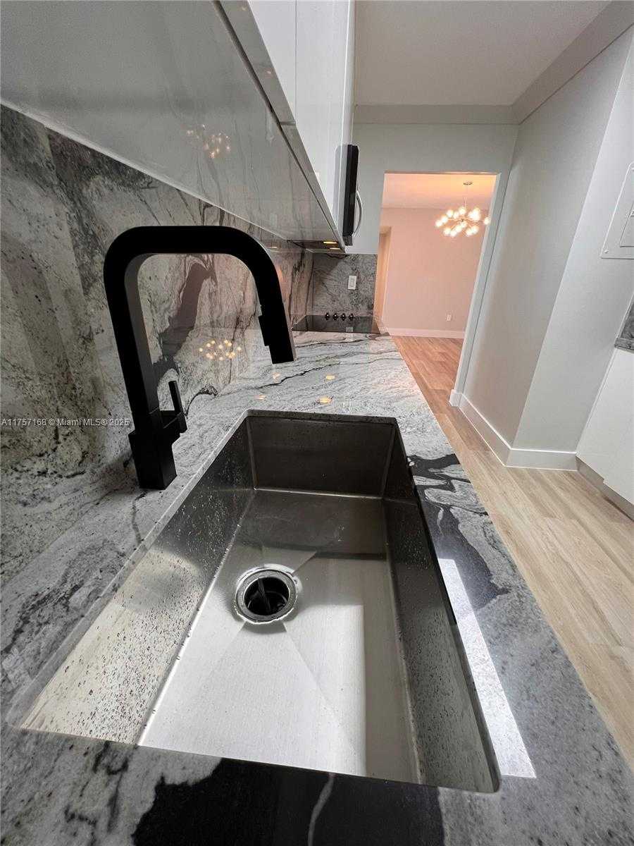 Small Image of 5701 COLLINS AVE #1215, Miami Beach Number 6