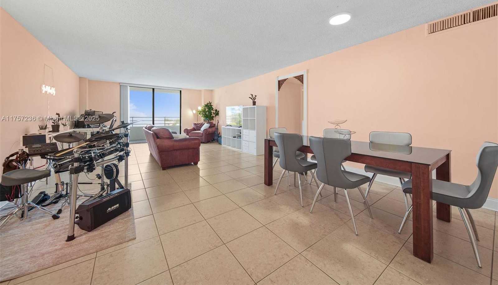 Small Image of 2500 PARKVIEW DR #812, Hallandale Beach Number 16