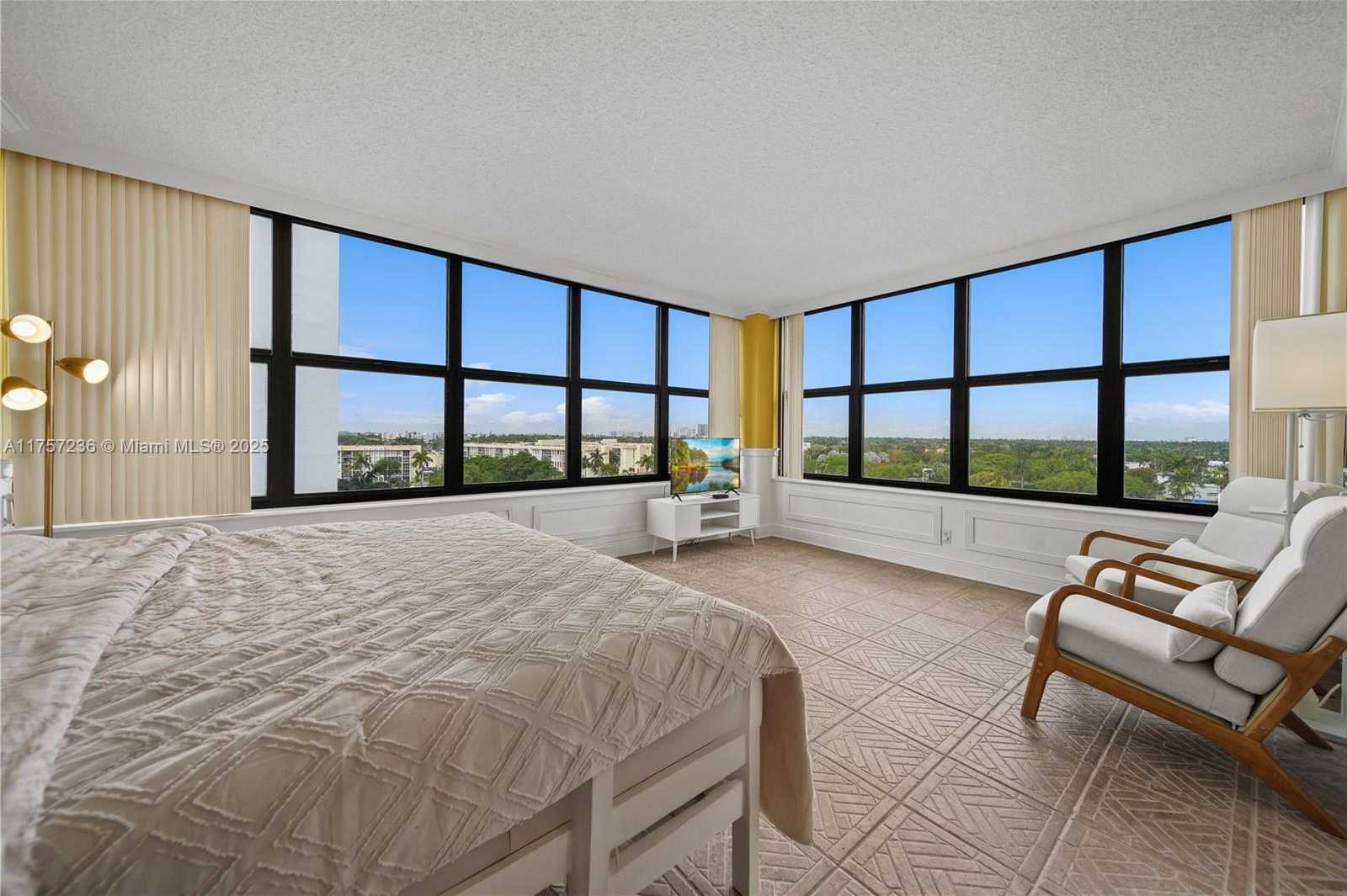 Small Image of 2500 PARKVIEW DR #812, Hallandale Beach Number 2
