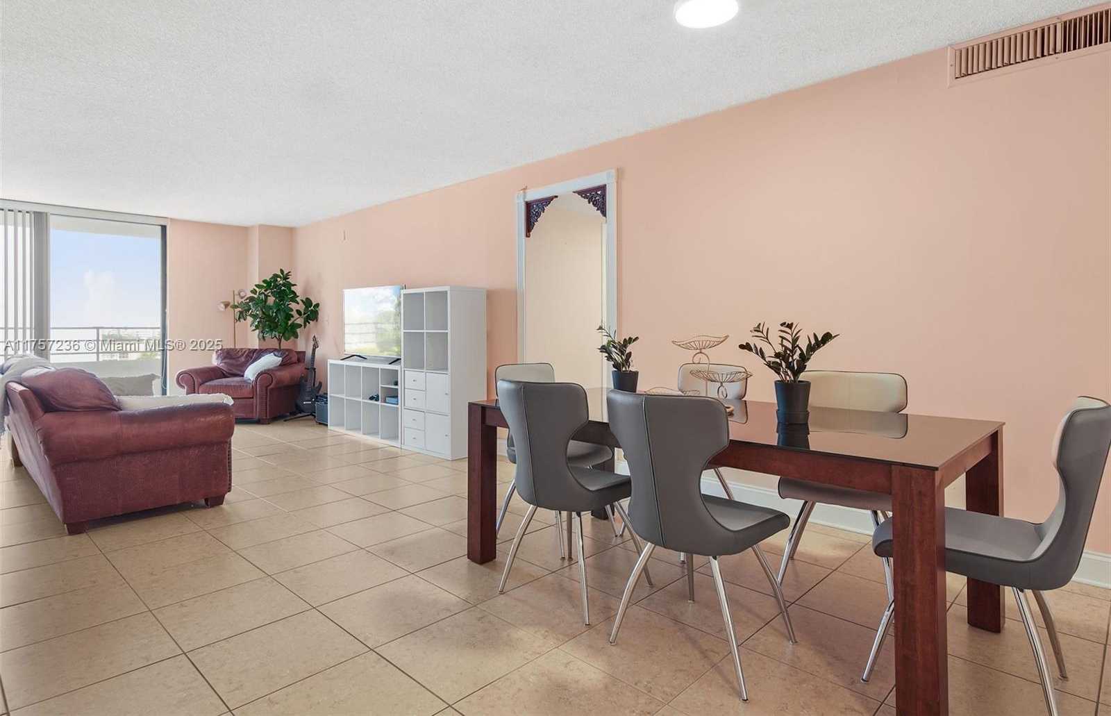 Small Image of 2500 PARKVIEW DR #812, Hallandale Beach Number 4