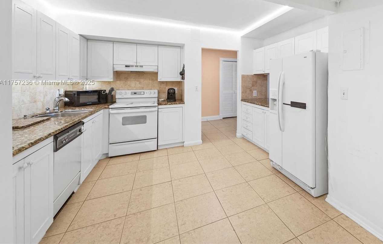 Small Image of 2500 PARKVIEW DR #812, Hallandale Beach Number 5