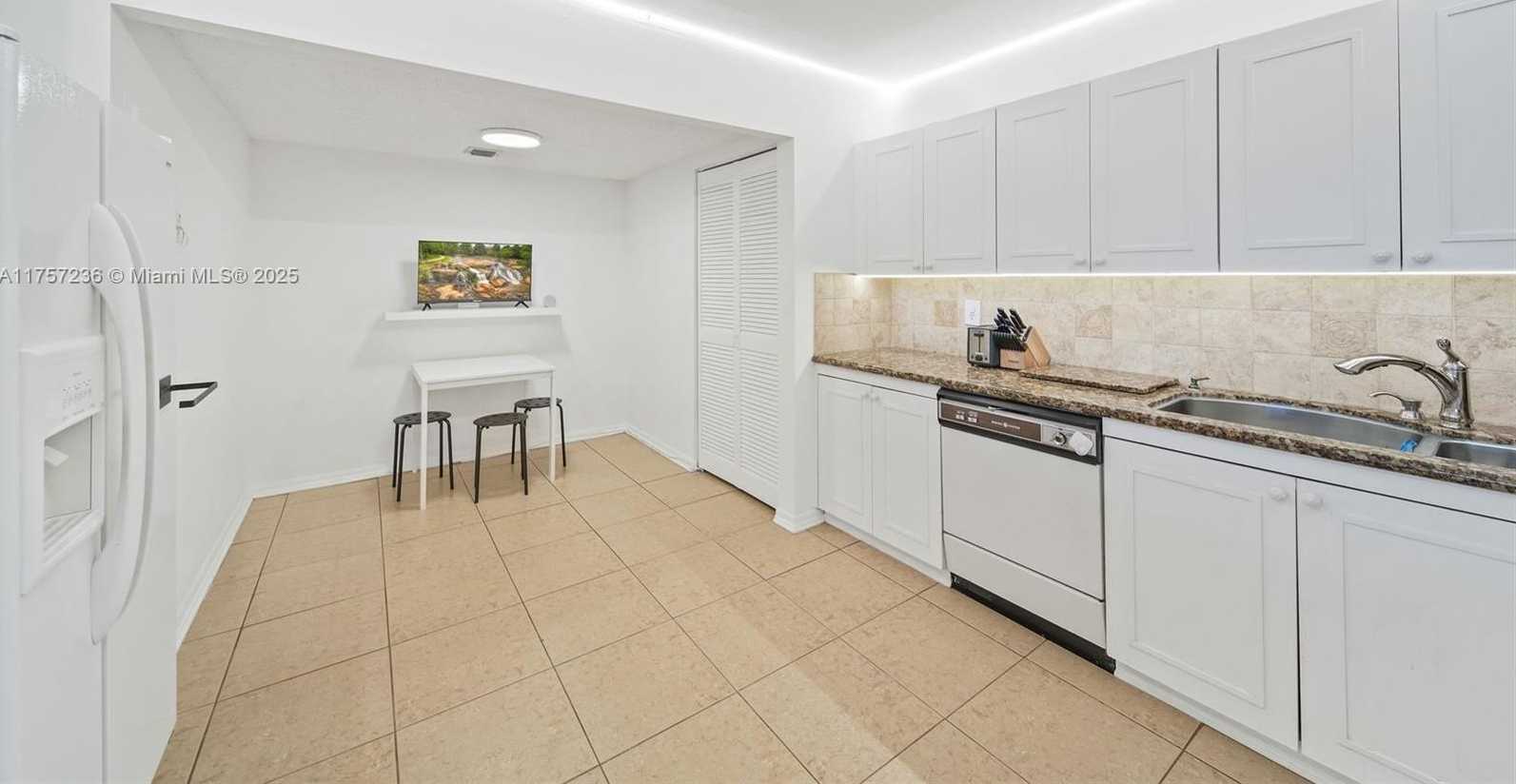 Small Image of 2500 PARKVIEW DR #812, Hallandale Beach Number 6