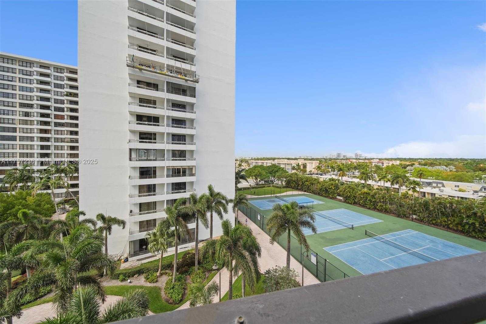Small Image of 2500 PARKVIEW DR #812, Hallandale Beach Number 7