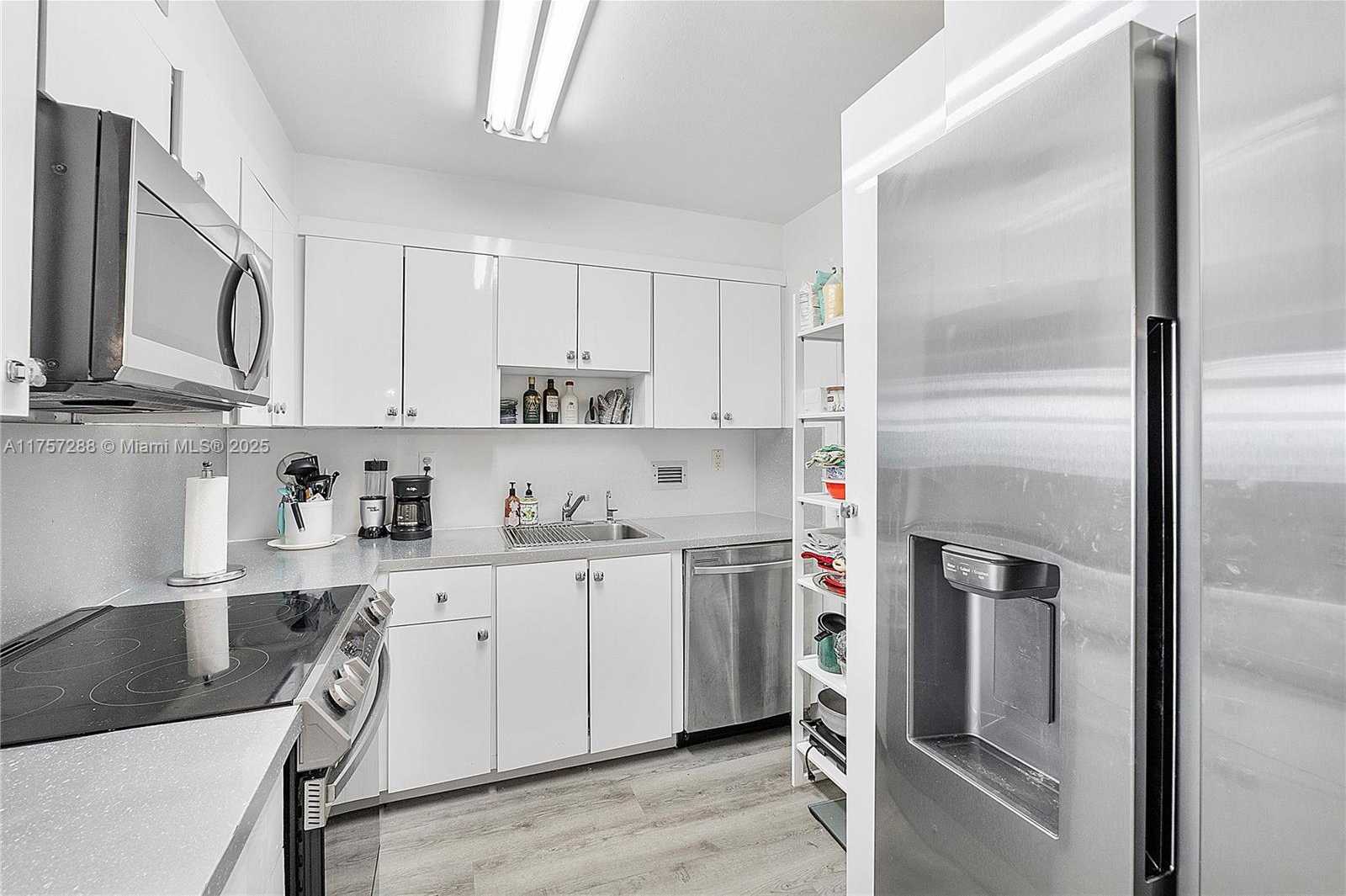 Small Image of 10101 EAST BAY HARBOR DR #702, Bay Harbor Islands Number 5