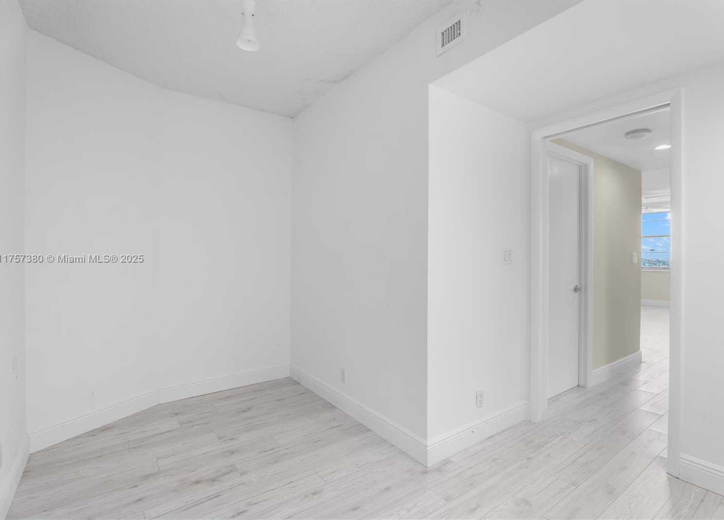 Small Image of 5660 COLLINS AVE #7D, Miami Beach Number 20