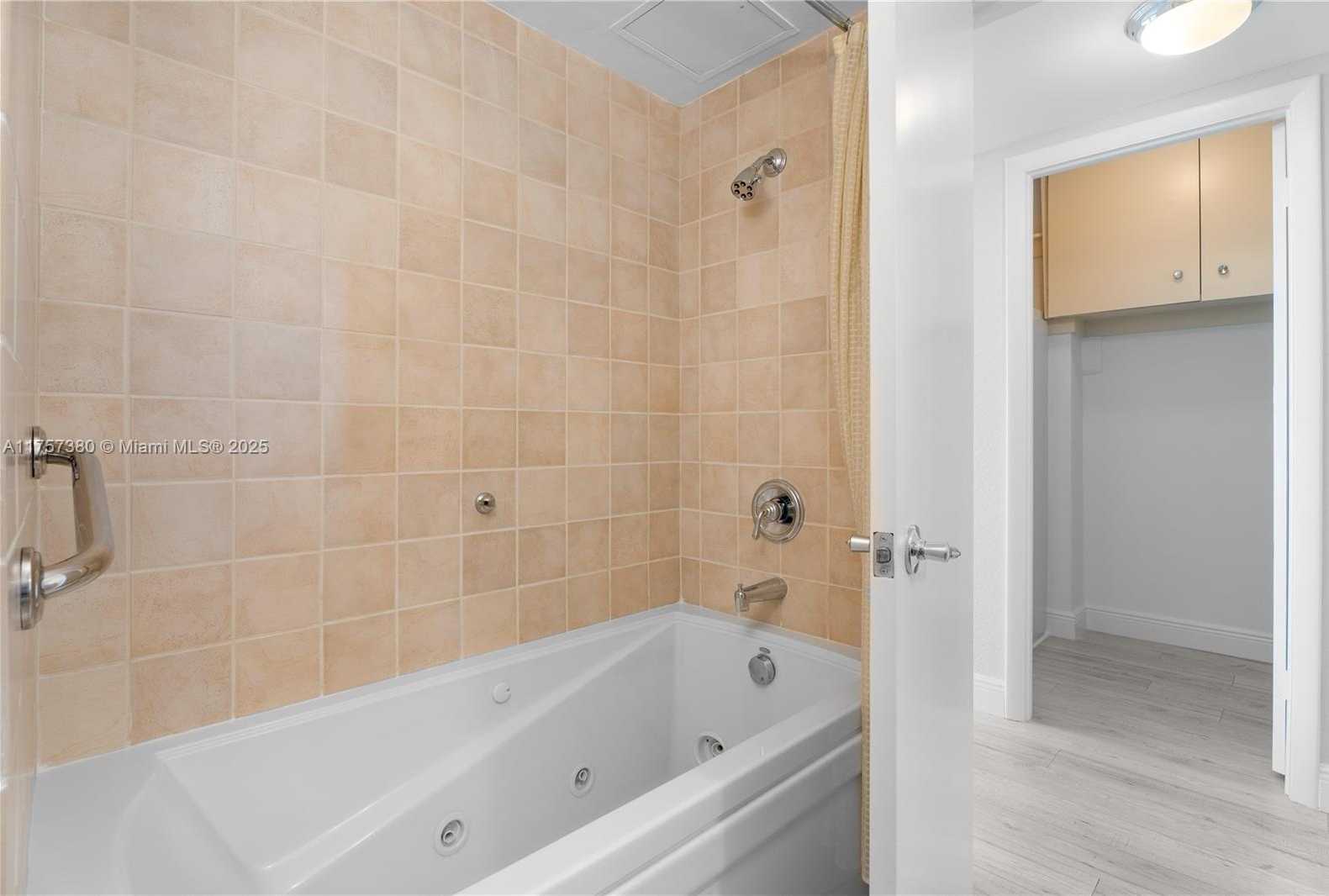 Small Image of 5660 COLLINS AVE #7D, Miami Beach Number 22
