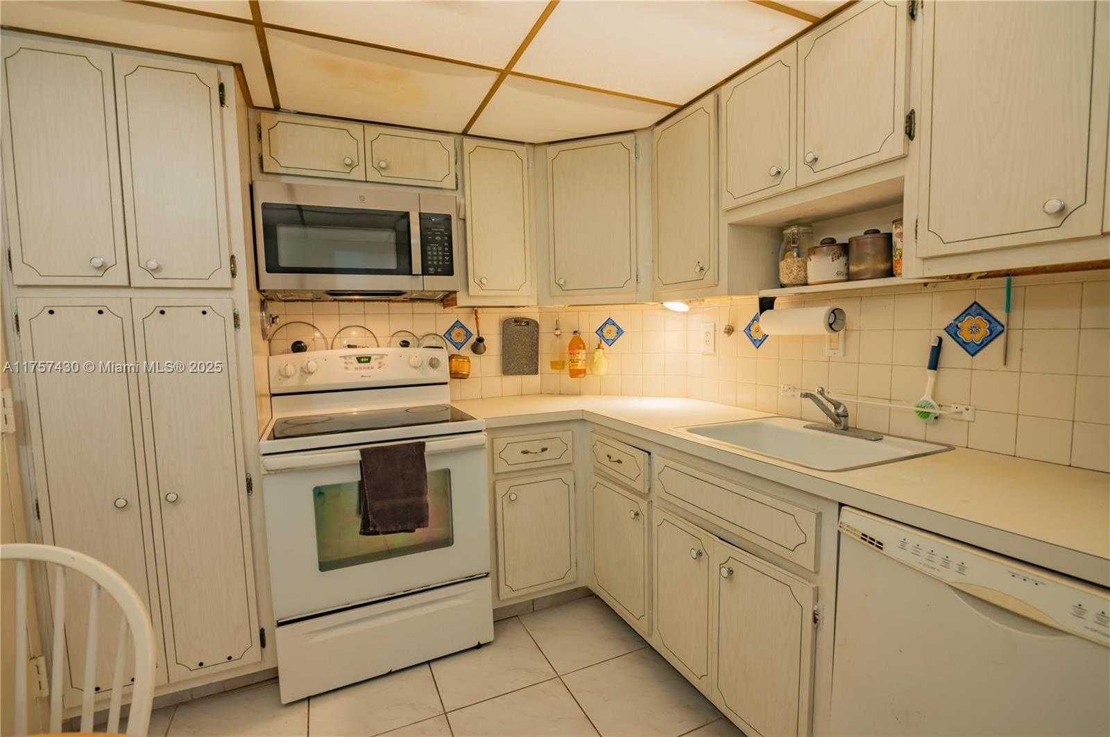 Small Image of 300 BAYVIEW DR #211, Sunny Isles Beach Number 4