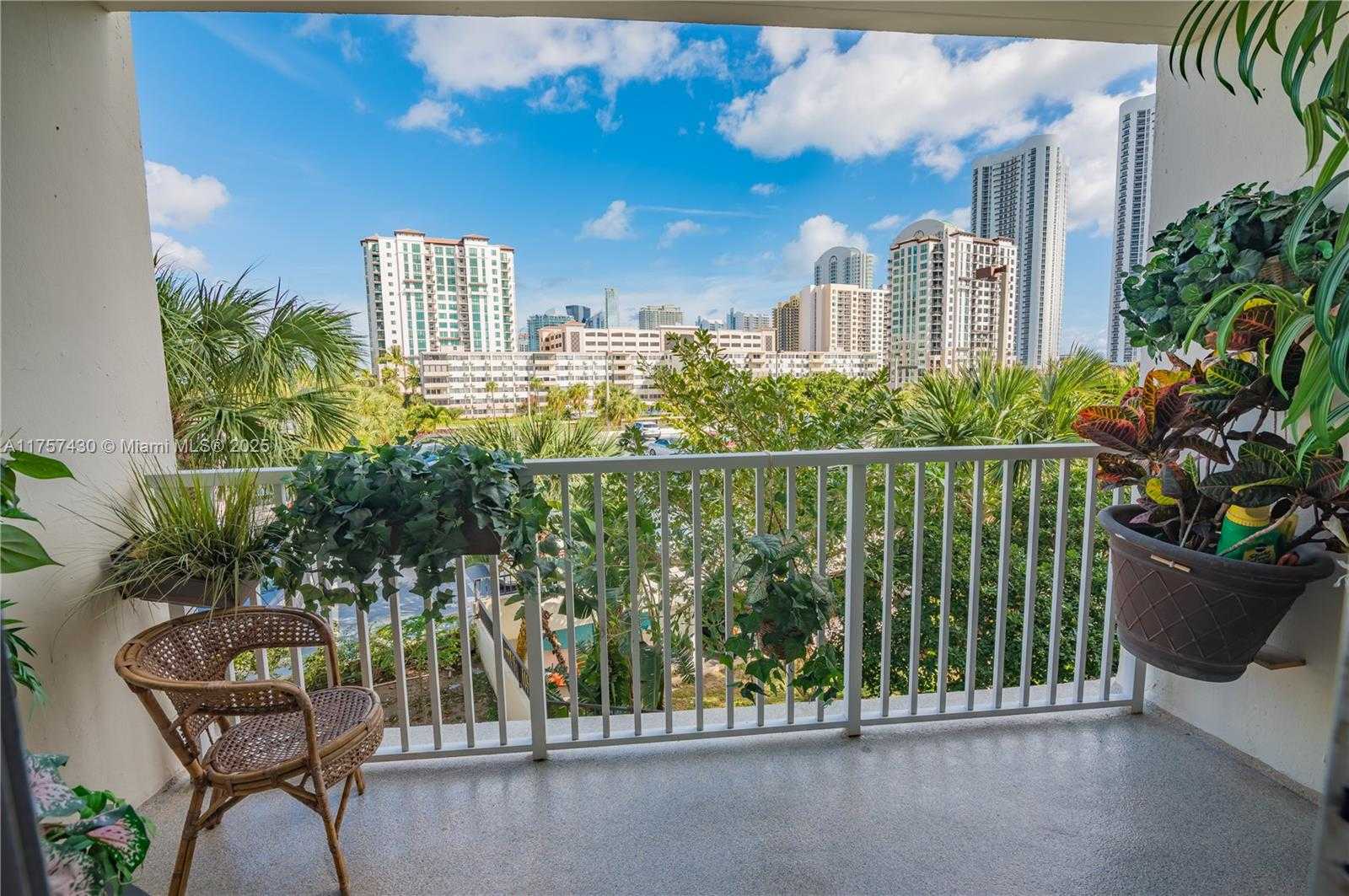 Small Image of 300 BAYVIEW DR #211, Sunny Isles Beach Number 5