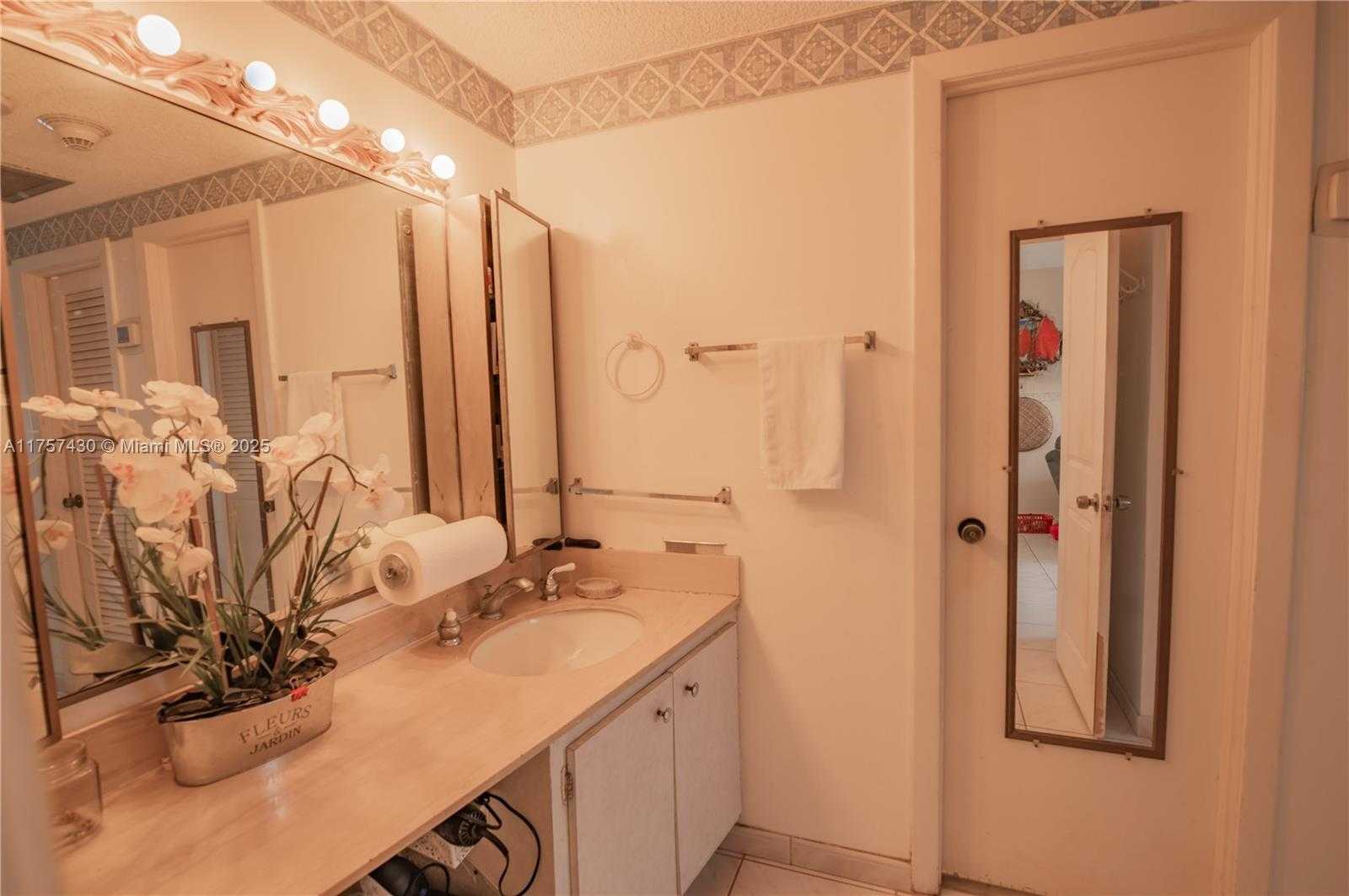 Small Image of 300 BAYVIEW DR #211, Sunny Isles Beach Number 7