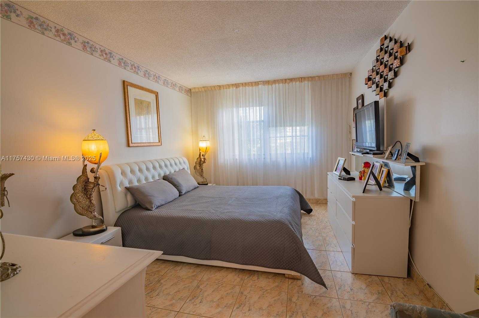 Small Image of 300 BAYVIEW DR #211, Sunny Isles Beach Number 8