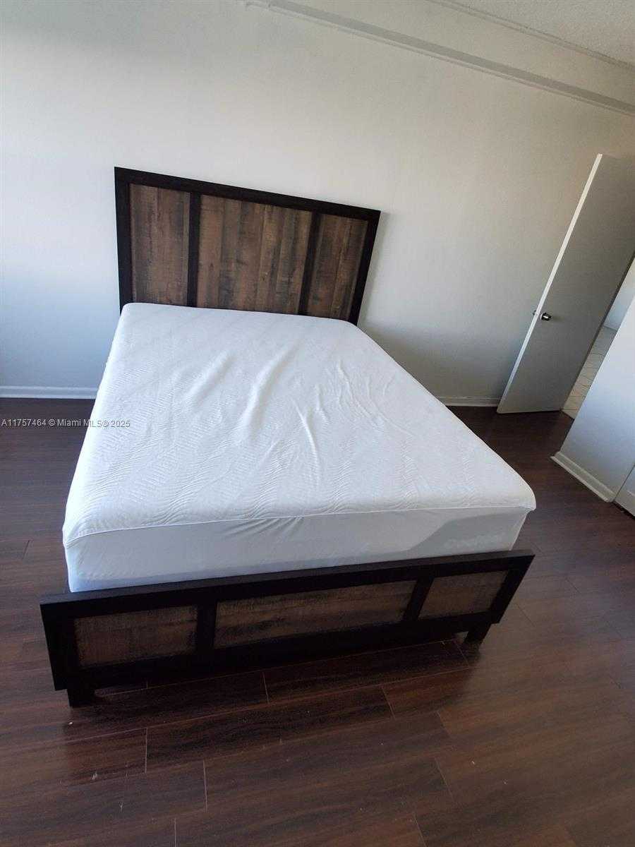 Small Image of 400 KINGS POINT DR #1018, Sunny Isles Beach Number 4