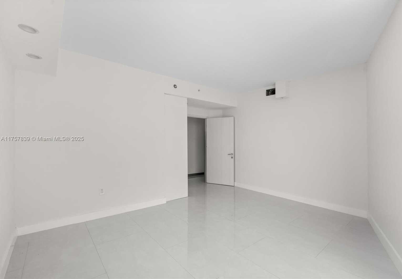 Small Image of 3370 HIDDEN BAY DR #3311, Aventura Number 25