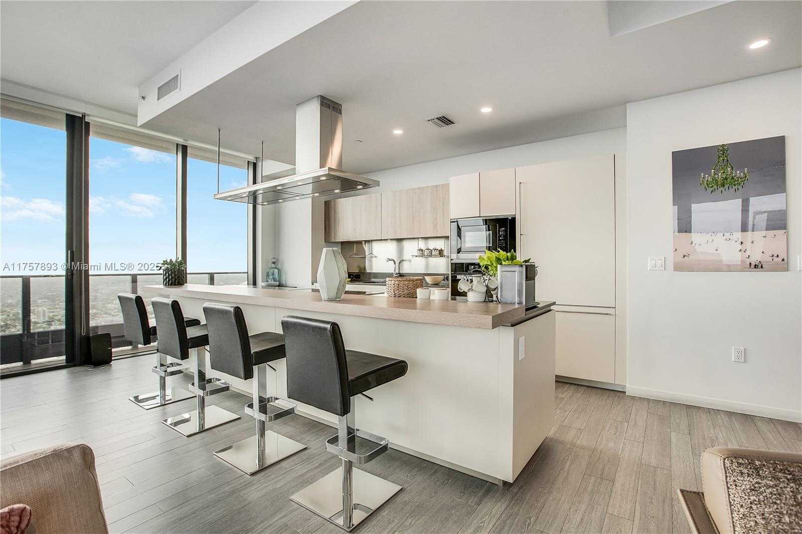 Small Image of 1000 BRICKELL PLZ #PH6002, Miami Number 4