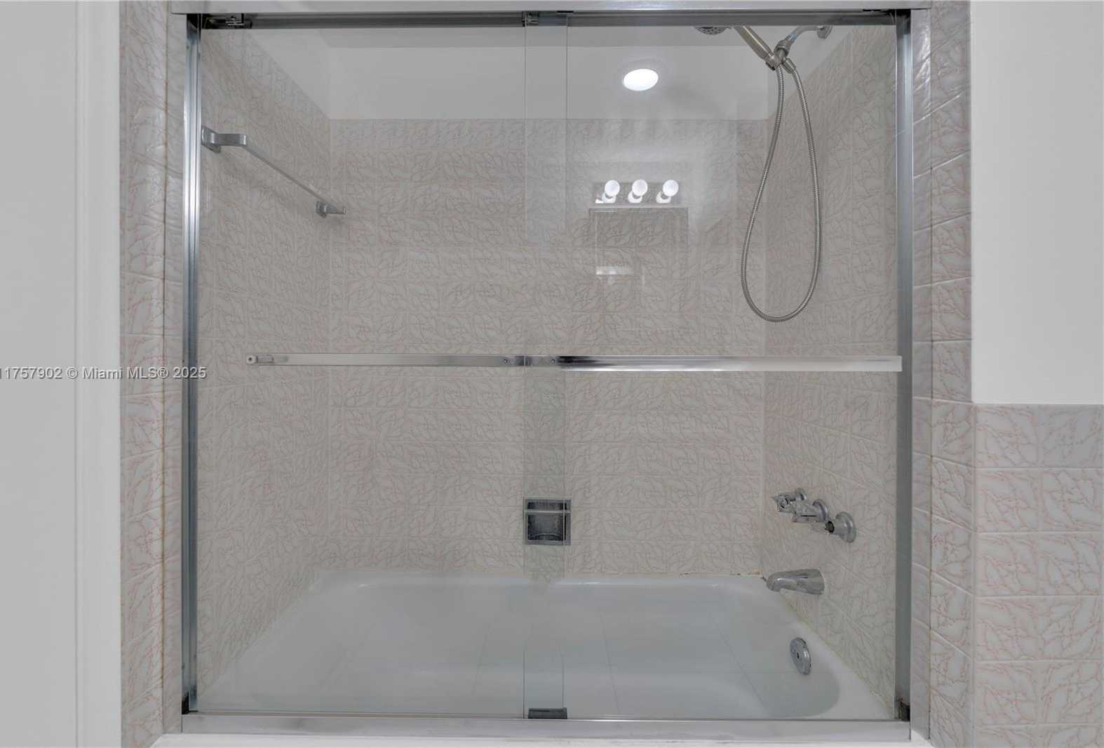 Small Image of 1817 SOUTH OCEAN DR #827, Hallandale Beach Number 17