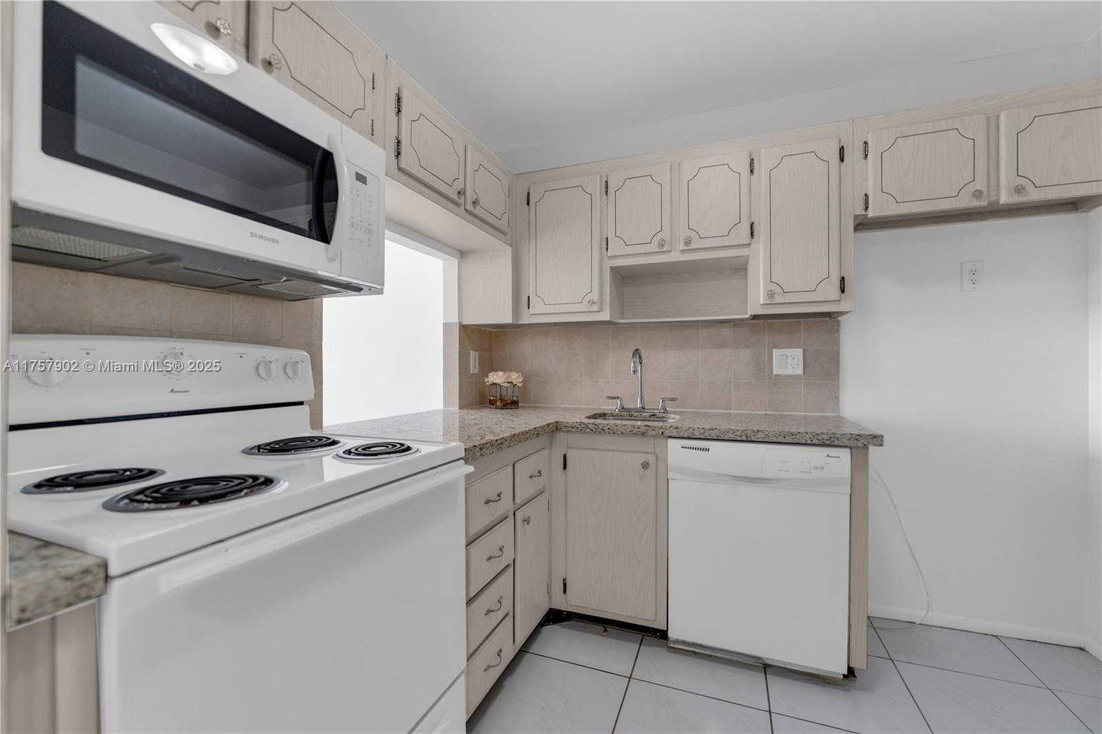 Small Image of 1817 SOUTH OCEAN DR #827, Hallandale Beach Number 3