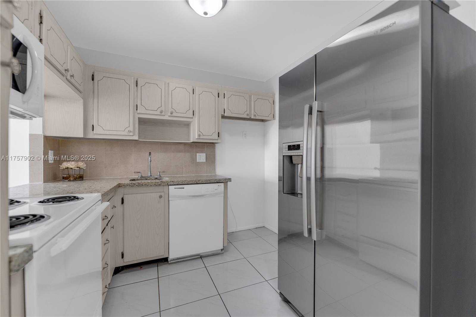 Small Image of 1817 SOUTH OCEAN DR #827, Hallandale Beach Number 4