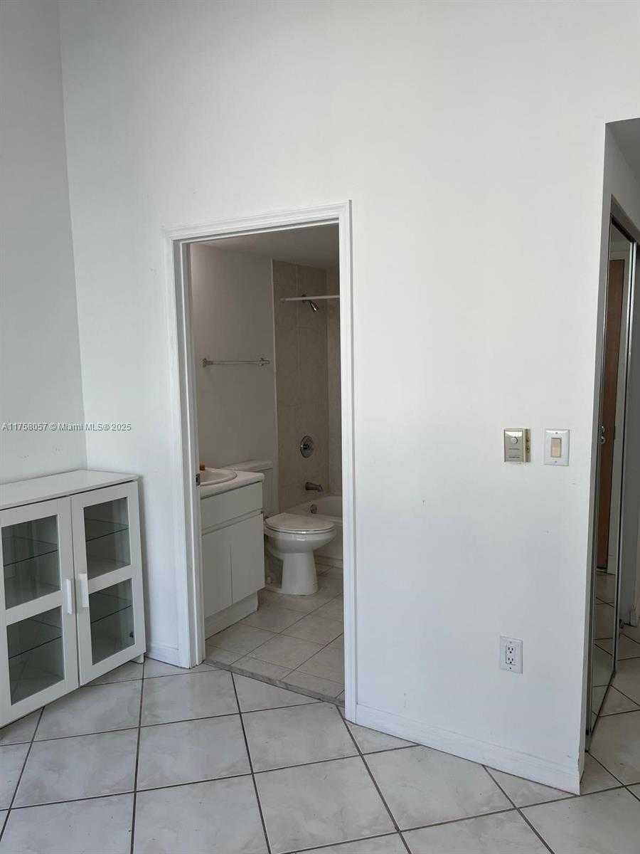 Small Image of 16400 COLLINS AVE #C21, Sunny Isles Beach Number 4