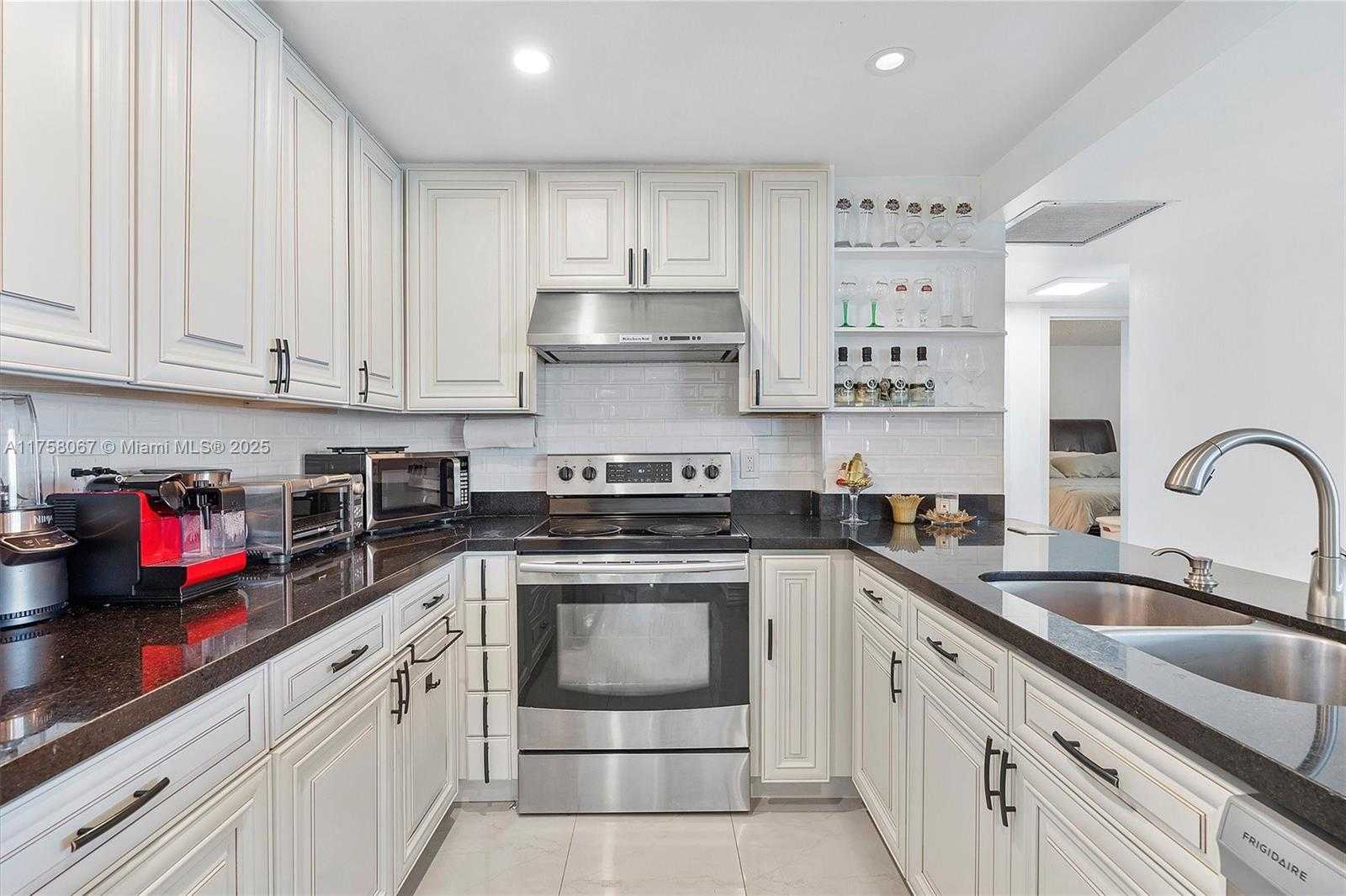 Small Image of 100 BAYVIEW DR #2128, Sunny Isles Beach Number 10