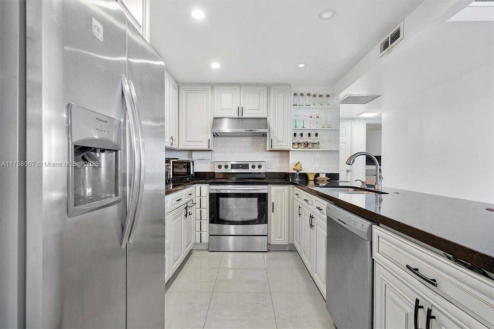 Small Image of 100 BAYVIEW DR #2128, Sunny Isles Beach Number 9