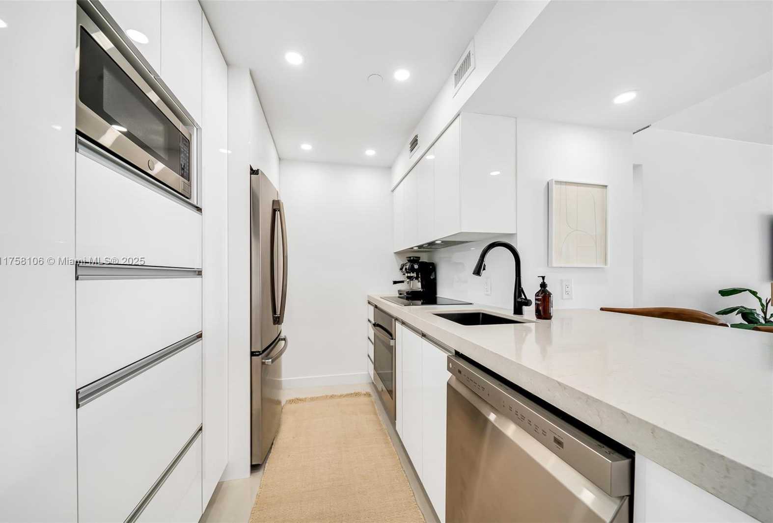 Small Image of 1000 WEST AVE #1523, Miami Beach Number 3
